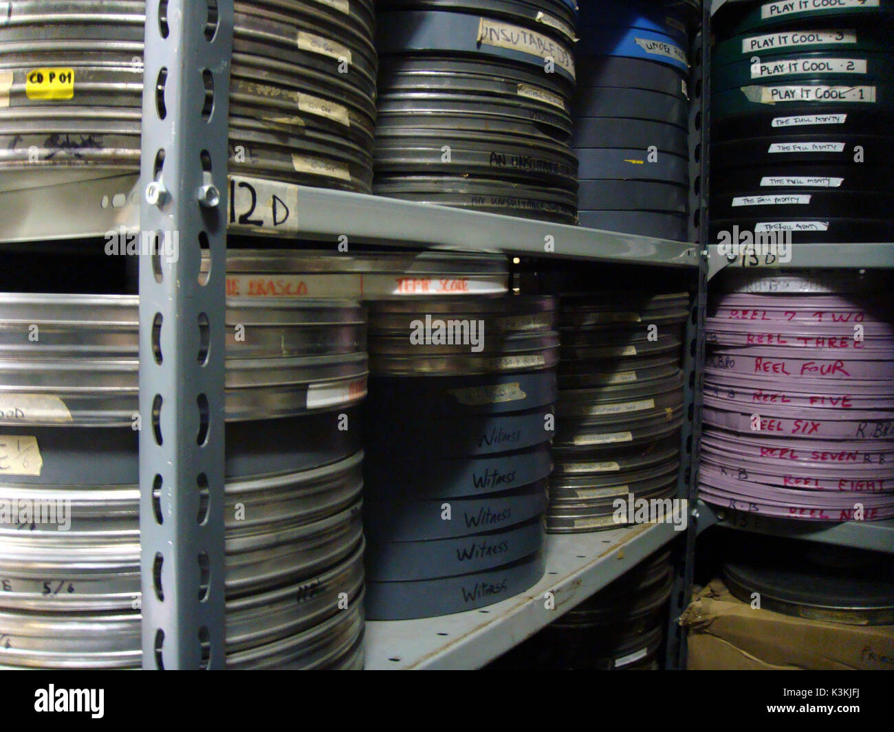 Les boîtes de films archivés au Musée du Cinéma, Londres, juillet 2009 Banque D'Images