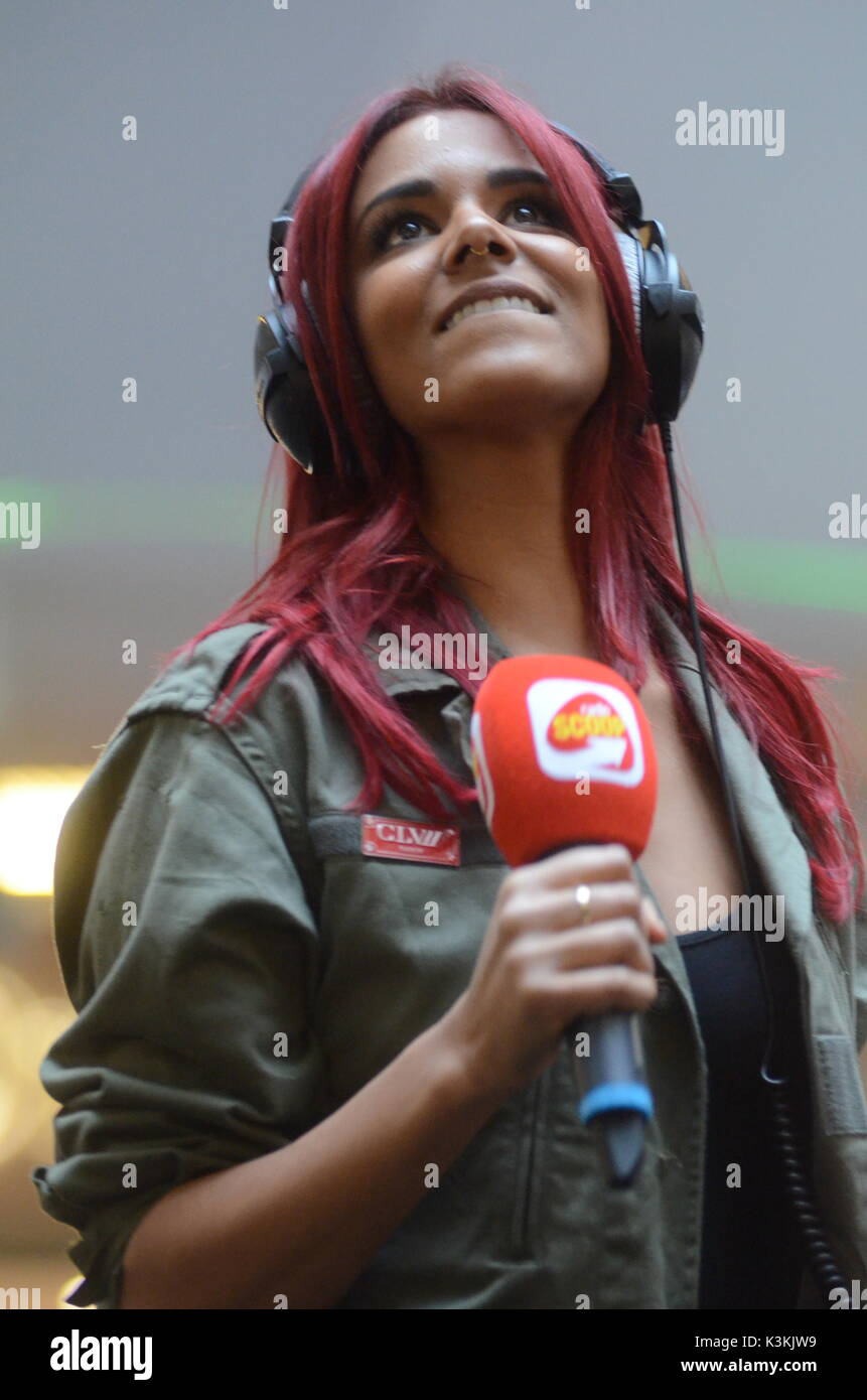 La chanteuse pop française Shym's assiste à la vitrine publique à Lyon, France Banque D'Images