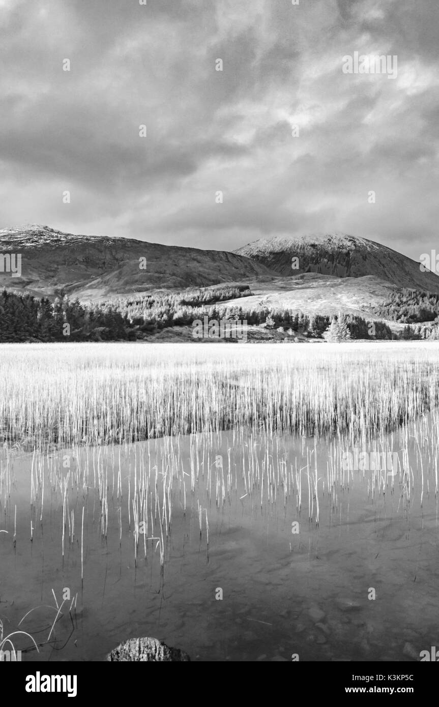 Beinn na Caillich & Loch Cill Chriosd près de Broadford, île de Skye, en Écosse, une montagne et des réflexions sur l'eau, noir et blanc Banque D'Images