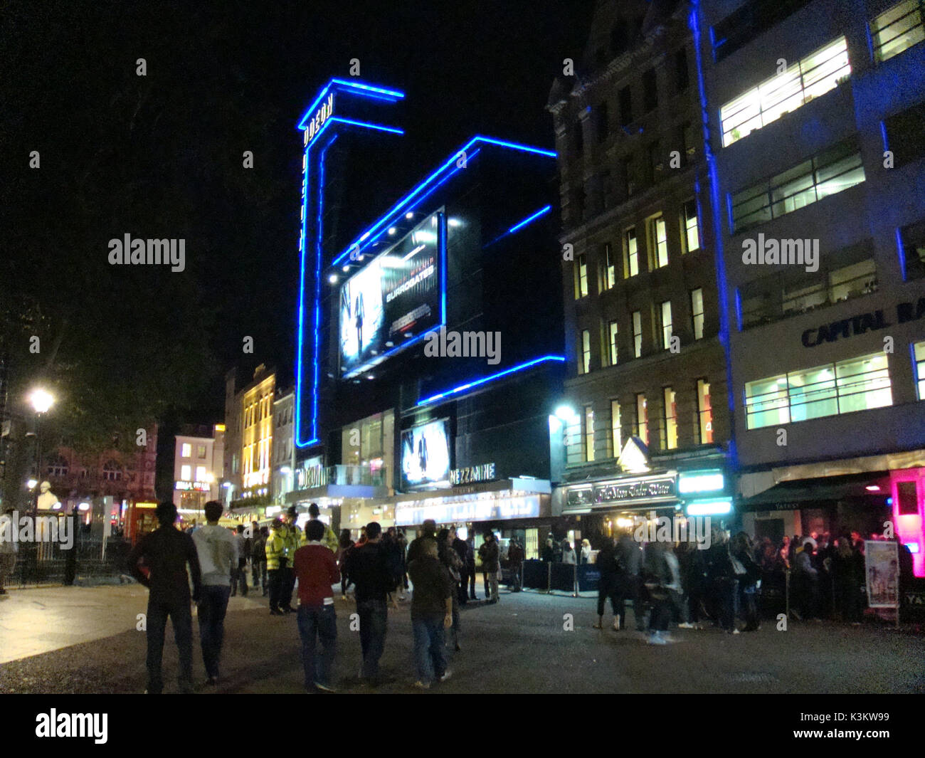 L'avant du cinéma Odeon Leicester Square, Londres, au niveau de la rue, photo de nuit vu en septembre 2009, "Dépistage des éléments auxiliaires Banque D'Images
