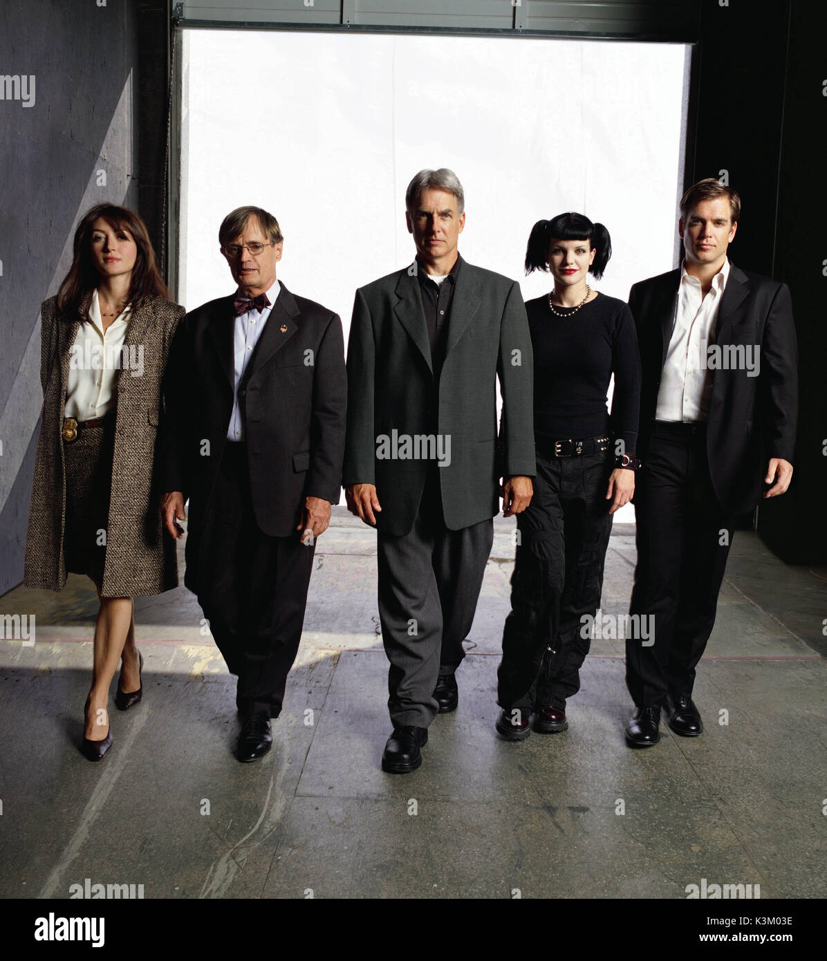 NAVY NCIS : NAVAL CRIMINAL INVESTIGATIVE SERVICE aka SASHA ALEXANDER NCIS comme Agent Caitlin Todd, DAVID MCCALLUM comme le Dr Donald Mallard, MARK HARMON en tant qu'agent spécial Jethro Gibbs, PAULEY PERRETTE, MICHAEL WEATHERLY Abbaye Sciuto, comme l'agent spécial Anthony DiNozzo Date : 2003 Banque D'Images