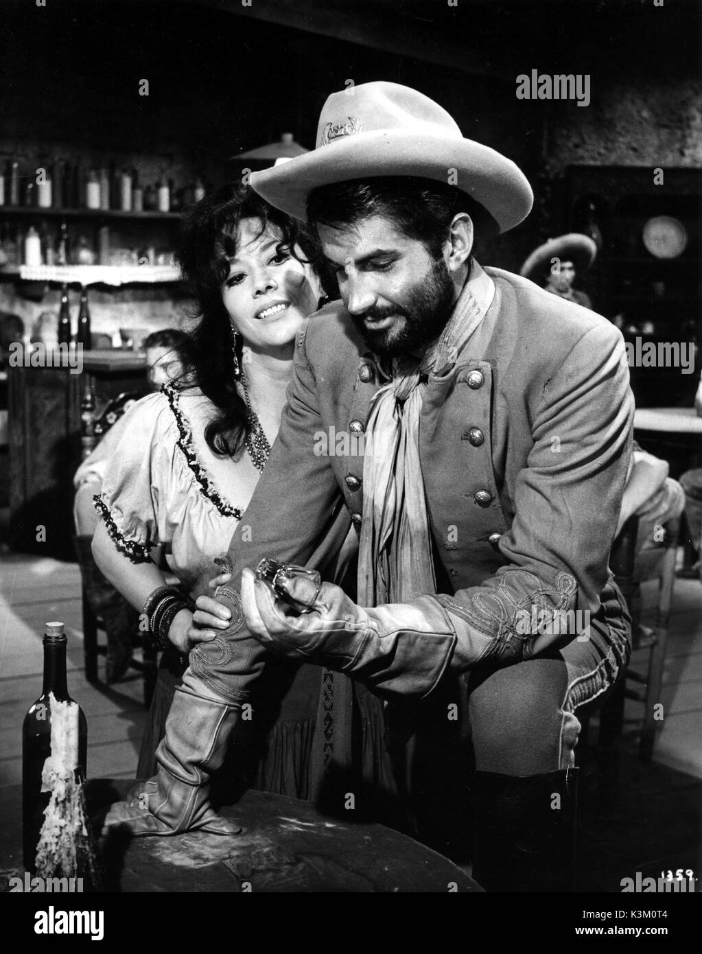 Un temps pour tuer les SALLESOFFICIAL SITESDIVERSPHOTOSSOUND aka George Hamilton Date : 1967 Banque D'Images