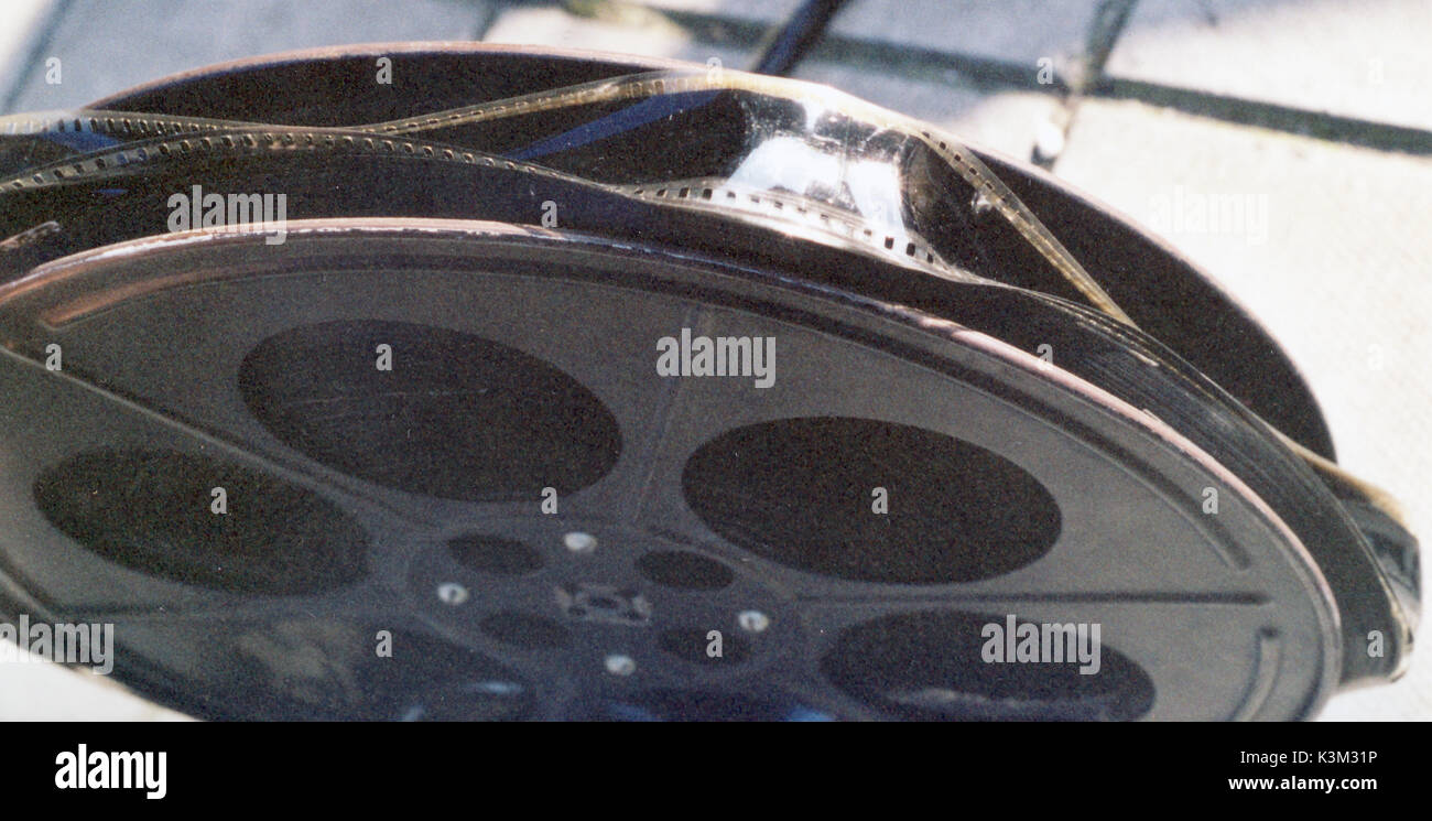 Un tiroir en métal avec 2 000 pieds de 35mm Technicolor safety film imprimé par le système de transfert de colorant. La déformation extrême du film indicatess qu'il est durement affectés par une détérioration communément appelé "le syndrome du vinaigre" cela peut faire le film, comme dans ce cas, unshowable à cause de la surface du film bouclée. Banque D'Images