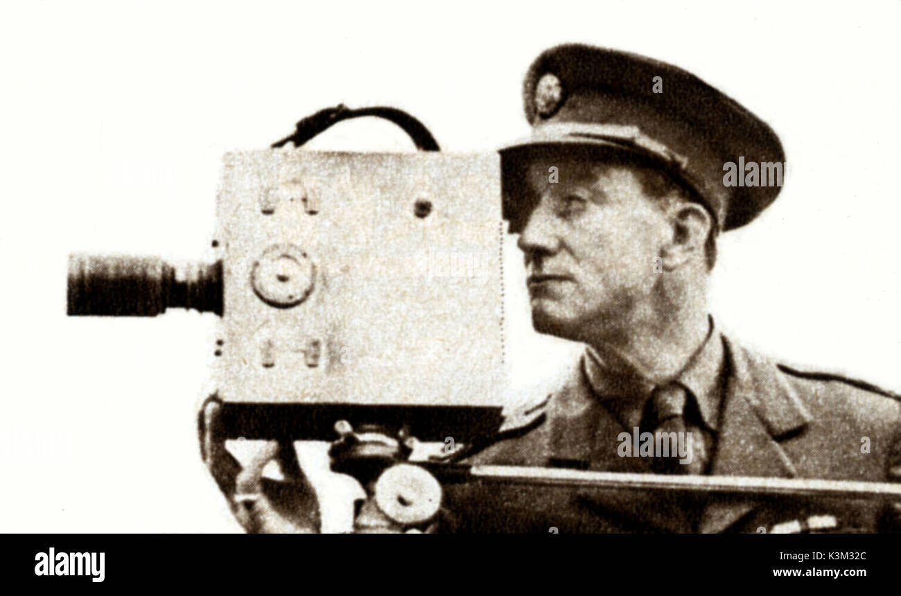 JOCK GEMMELL British Pathe News avec un caméraman Newman Sinclair 35mm film camera. Il s'est joint à l'industrie du film en 1910. Banque D'Images