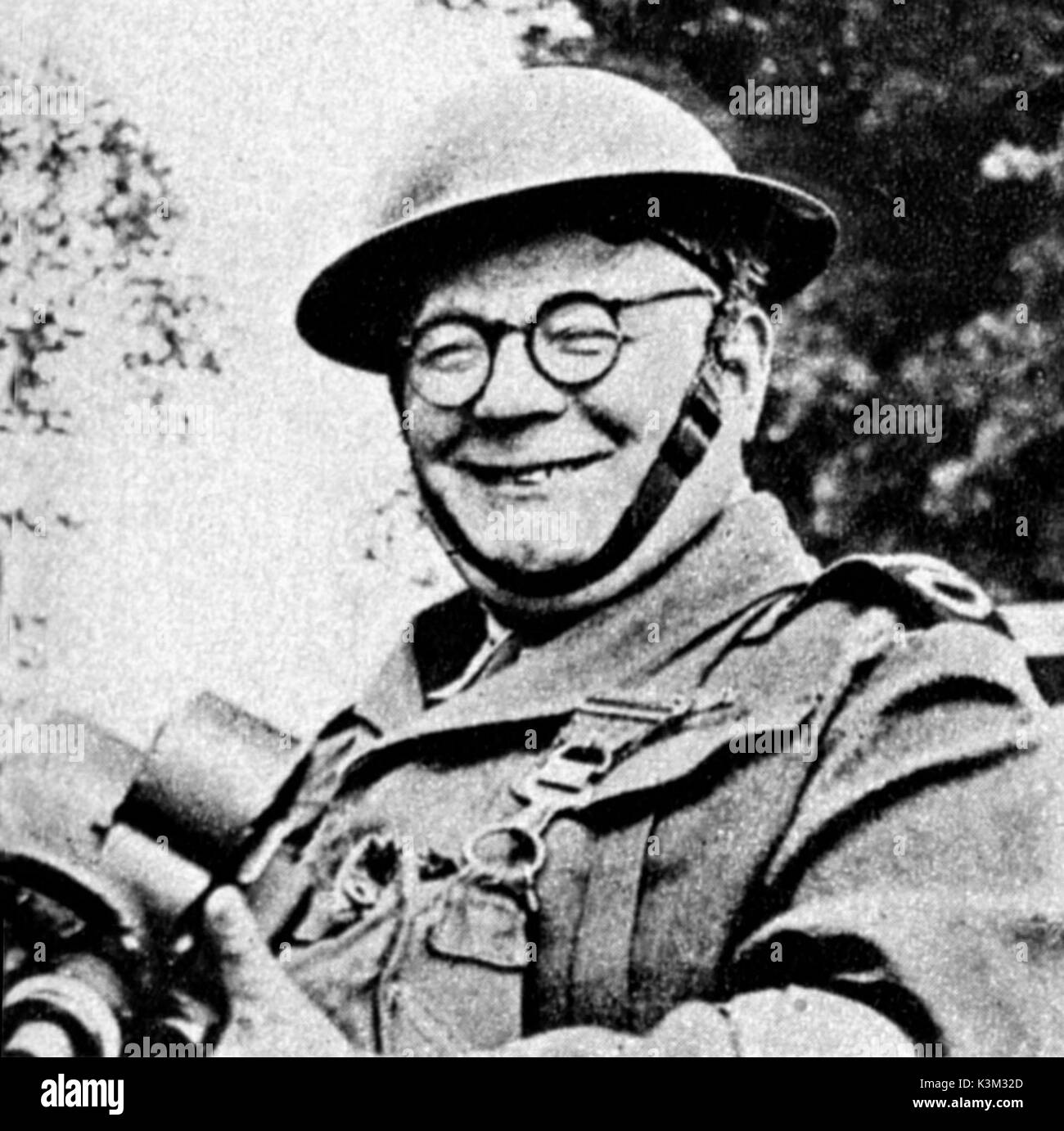 KEN GORDON British Pathe News cameraman avec un Bell et Howell Eyemo film 35mm appareil photo. Il a commencé le tournage news events en 1910. Banque D'Images