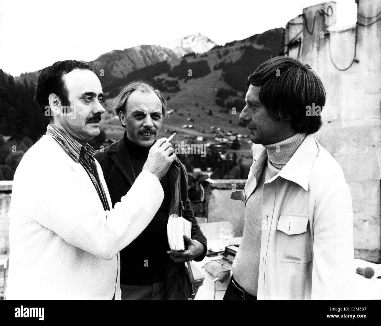 VICTOR SPINETTI, GRAHAM MURRAY, BARRY NORMAN sur l'emplacement, cinéaste, réalisateur de télévision et rédacteur écrit et compilé plus de 500 épisodes de Granada Television's 'Clap' film program VICTOR SPINETTI, GRAHAM MURRAY, BARRY NORMAN sur l'emplacement, cinéaste, réalisateur de télévision et rédacteur écrit et compilé plus de 500 épisodes de Granada Television's 'Clap' film program Banque D'Images