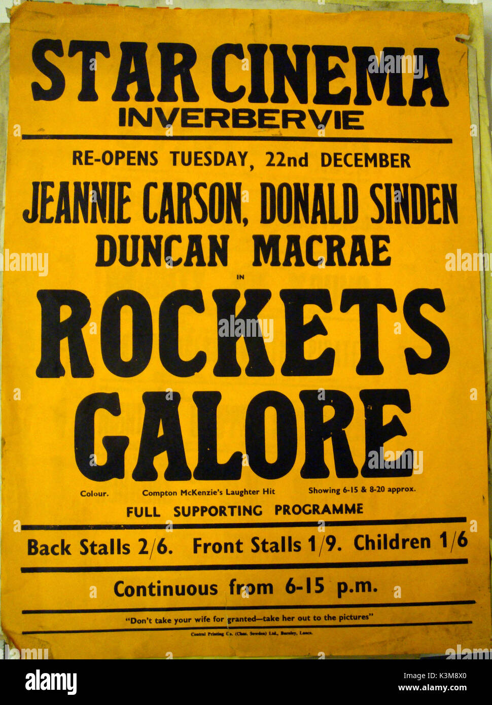 Une affiche de Day-Glo deux fois par semaine dans l'ancien cinéma Bervie, Inverbervie , un village de Kincardineshire, en 1959. Cette affiche marque la réouverture de projections régulières après la clôture de l'Bervie, le cinéma montre qu'il y avait été un événement hebdomadaire depuis 1914. Ces spectacles ont été redémarré géré par Aberdeen en fonction projectionniste Ronald Grant qui s'est ce qui est finalement devenu un cinéma rural hall 3 crcuit sous le nom de Cinéma de banlieue. Date : Banque D'Images