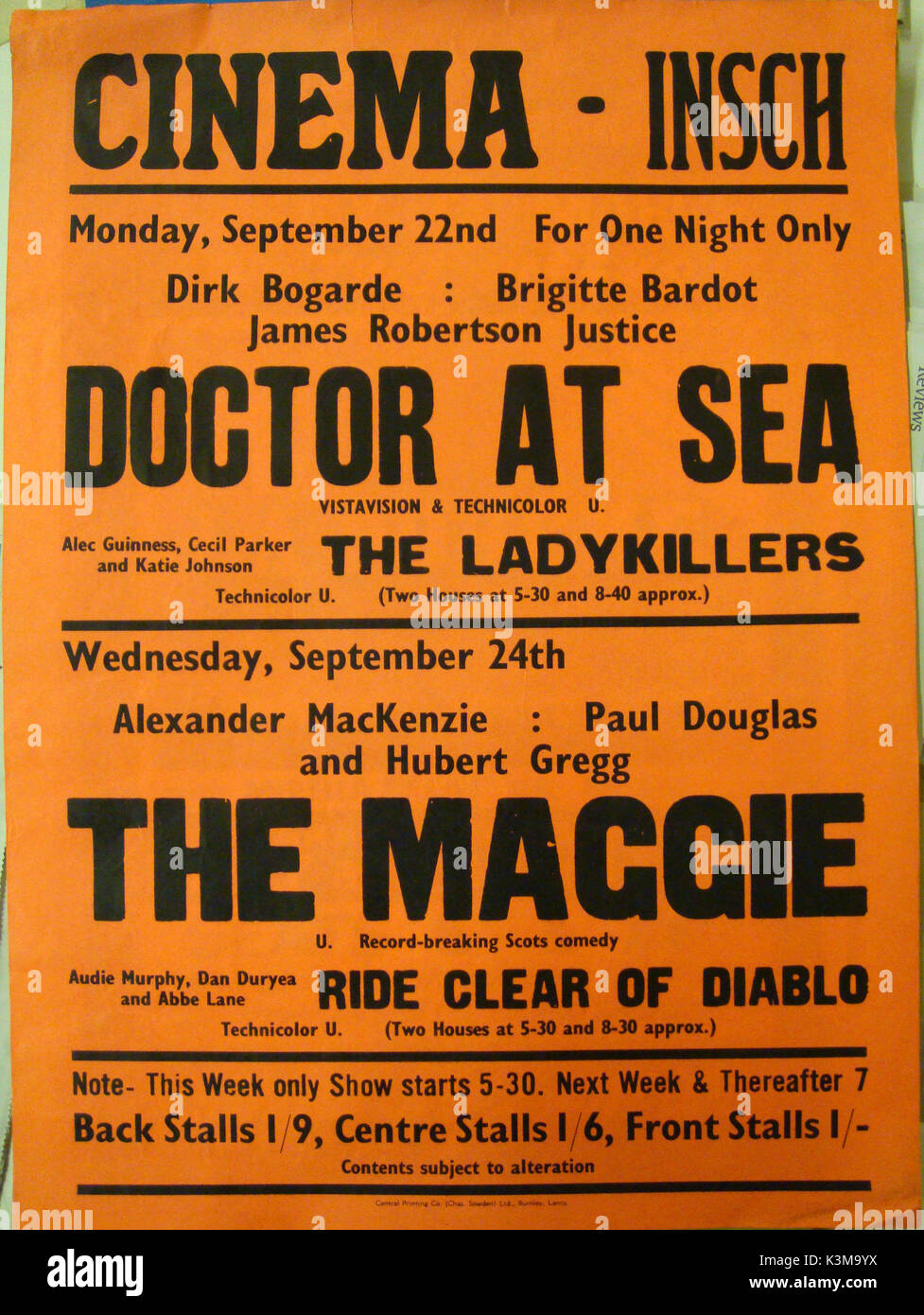 Les films publicitaires MÉDECIN EN MER, LE LADYKILLERS, LE MAGGIE, RIDE DE CLAIRE DIABLO Cette affiche annonce Day-Glo projections deux fois par semaine en 1958 à la salle communautaire, Landes , un village de l'Aberdeenshire. Cette affiche marque la réouverture de projections régulières après la clôture de la Glen Cinema montre qu'il y avait été un événement hebdomadaire depuis c1939. Ces spectacles ont été redémarré géré par Aberdeen en fonction projectionniste Ronald Grant qui s'est ce qui est finalement devenu un cinéma rural hall 3 crcuit sous le nom de Cinéma de banlieue. Date : Banque D'Images