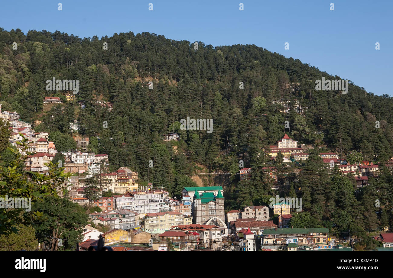 Vue panoramique sur le bâtiments résidentiels sur les pentes de l'himalaya Sur le fond de ciel clair. Shimla, Himachal Pradesh, Inde Banque D'Images