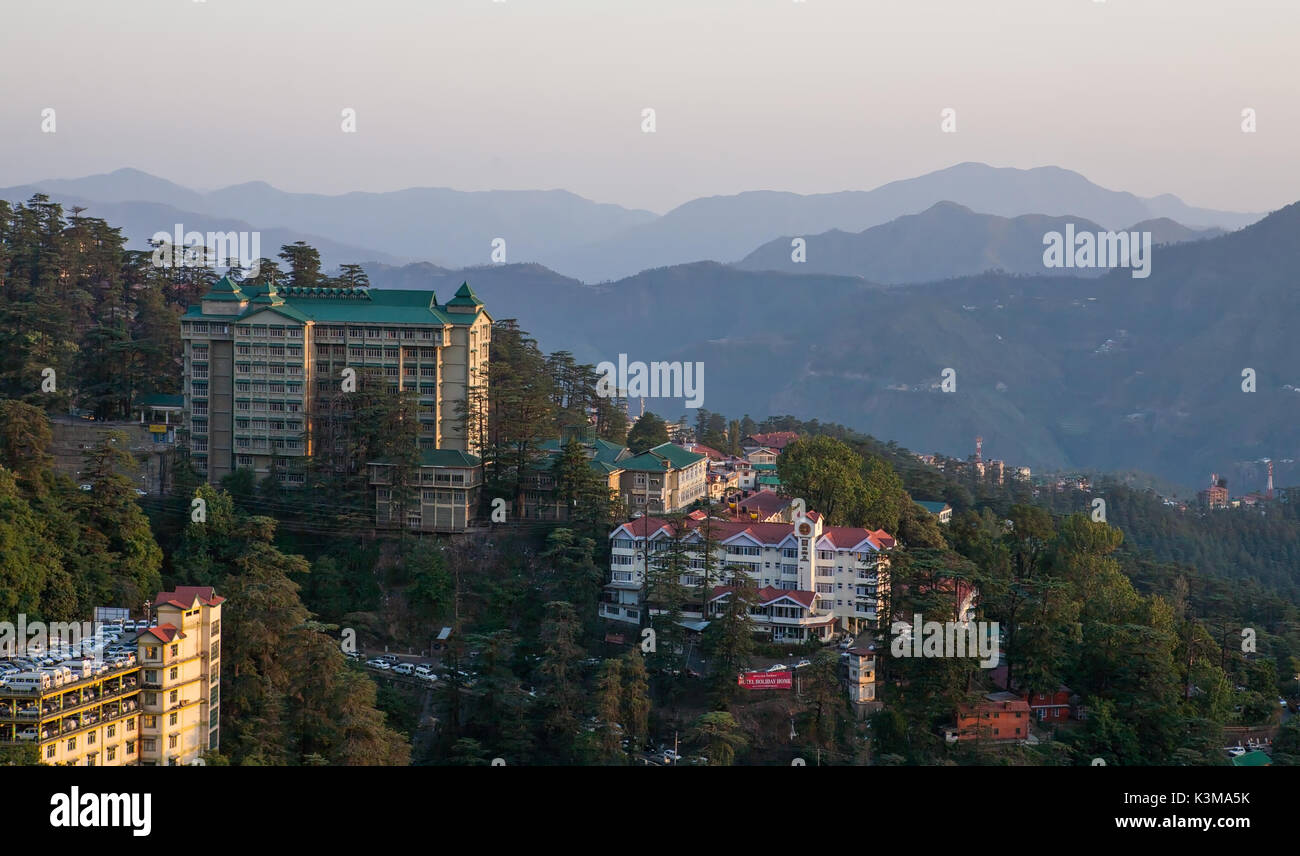 Vue panoramique sur le bâtiments résidentiels sur les pentes de l'himalaya Sur le fond de ciel clair. Shimla, Himachal Pradesh, Inde Banque D'Images