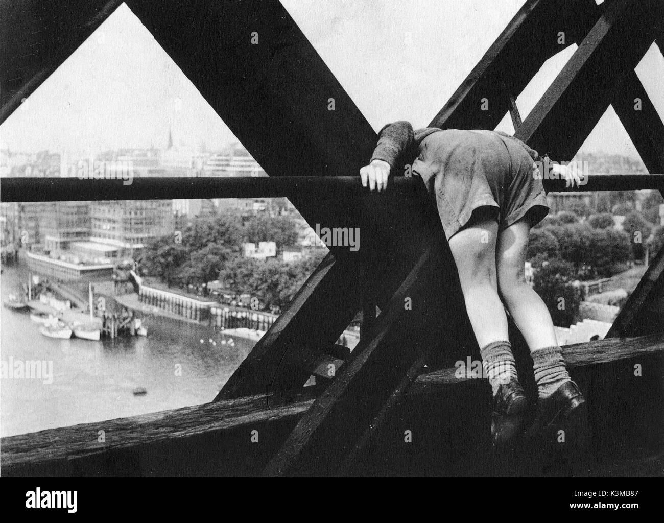 Le garçon SUR LE PONT [BR 1959] IAN MACLAINE Date : 1959 Banque D'Images