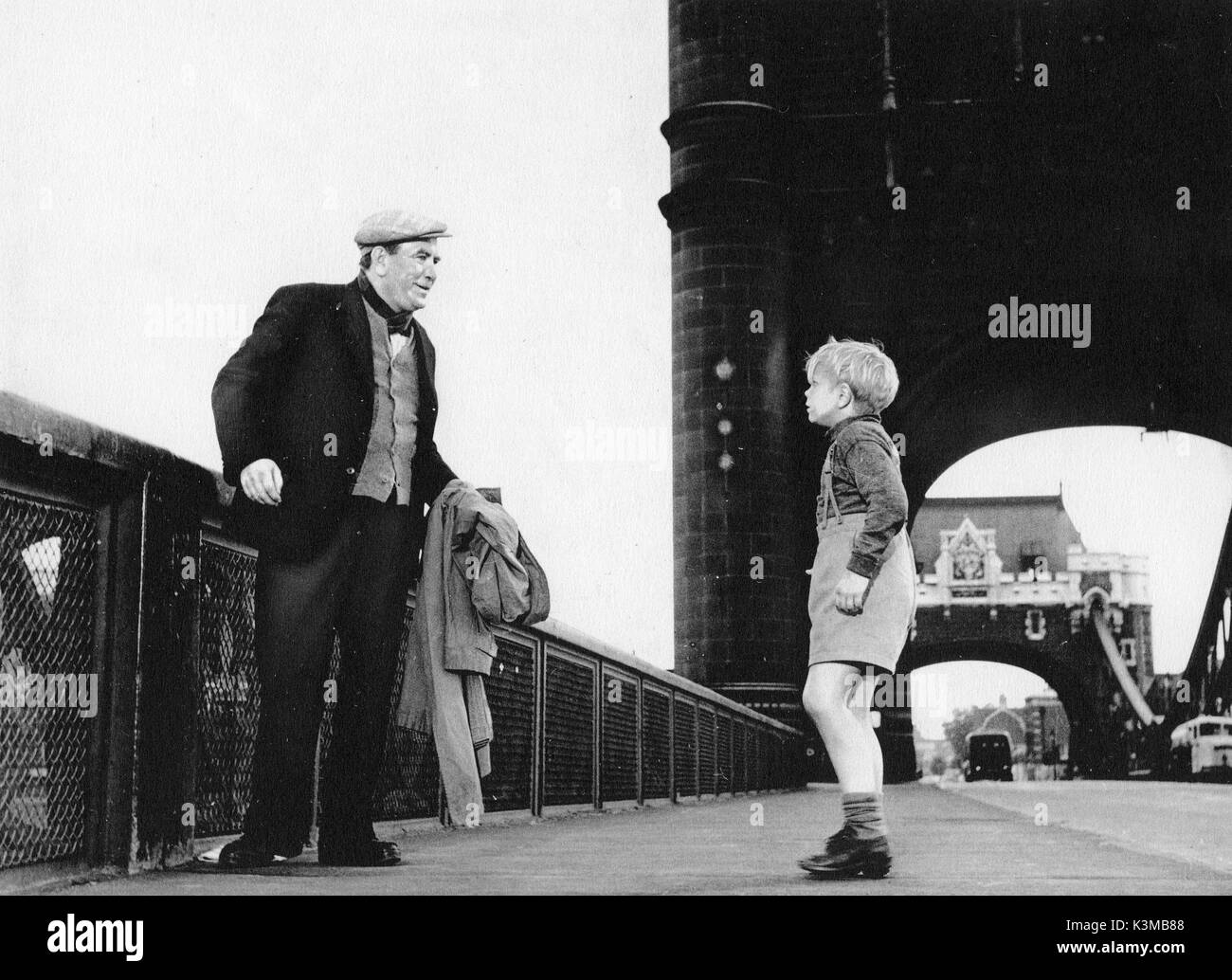 Le garçon SUR LE PONT [BR 1959] LIAM REDMOND, Ian Maclaine Date : 1959 Banque D'Images