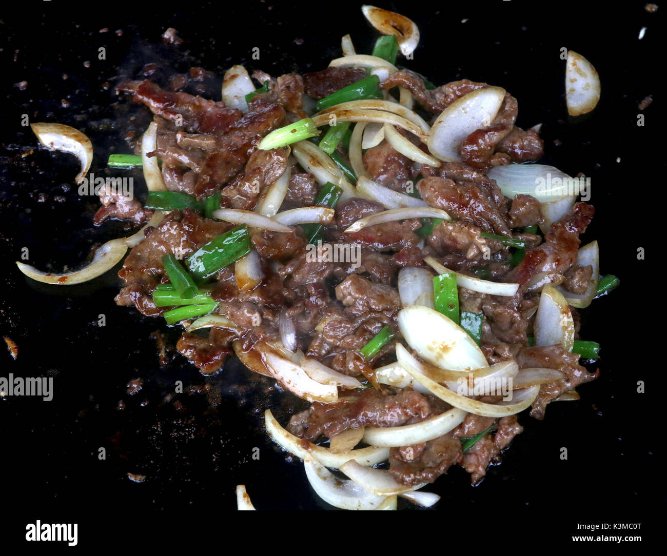 Morceaux de poitrine de poulet et boeuf haché avec l'oignon sur une grille de cuisson Banque D'Images