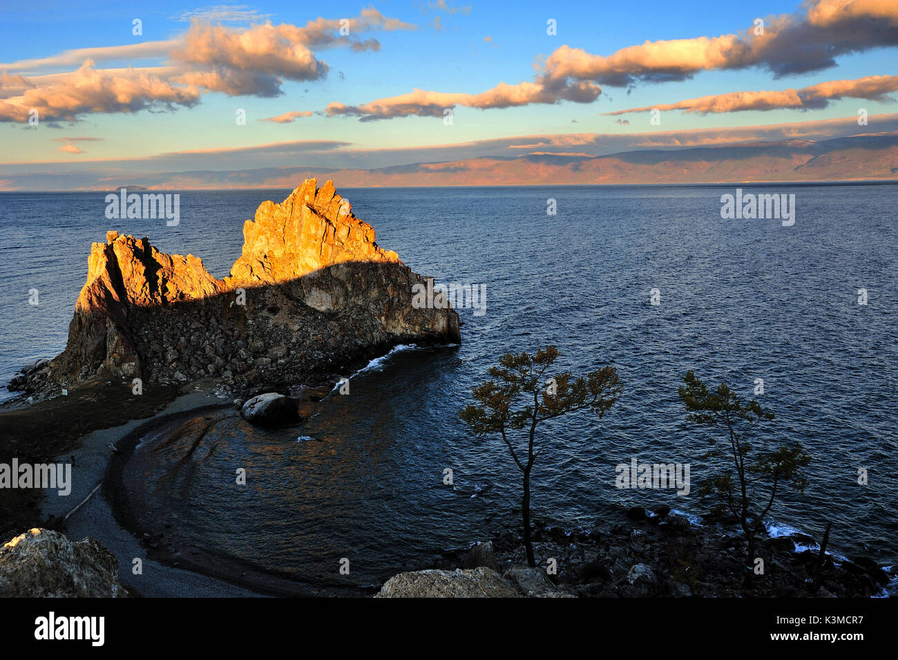 Rocher chamanka sur l'île d'Olkhon sur le lac Baïkal, en Russie. Banque D'Images
