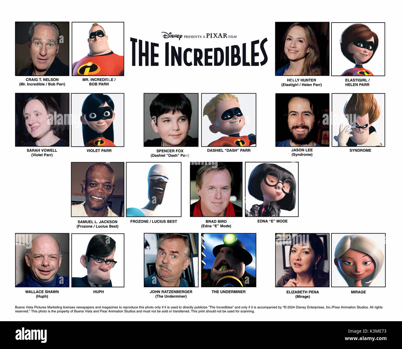 Les Indestructibles [2004] [L-R] CRAIG T. NELSON voices Bob Parr / Incredible, Holly Hunter voix Helen Parr / Elastigirl, SARAH VOWELL Violet voix Parr, SPENCER FOX Dash voix Parr, JASON LEE voix Buddy Pine / Syndrome, Samuel L. Jackson voix Lucius Best / Frozone, Brad Bird voix Edna Mode E, Wallace Shawn voix Huph Gilbert, JOHN RATZENBERGER voices Underminer, ELIZABETH PENA voix Mirage Date : 2004 Banque D'Images