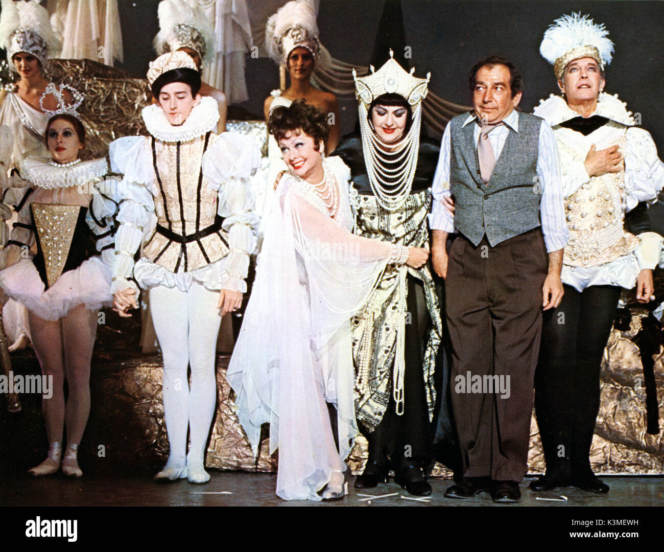 MAME [US] 1974 [L-R] LUCILLE BALL [centre], BEA ARTHUR, LEONARD PIERRE, [ ?] Date : 1974 Banque D'Images