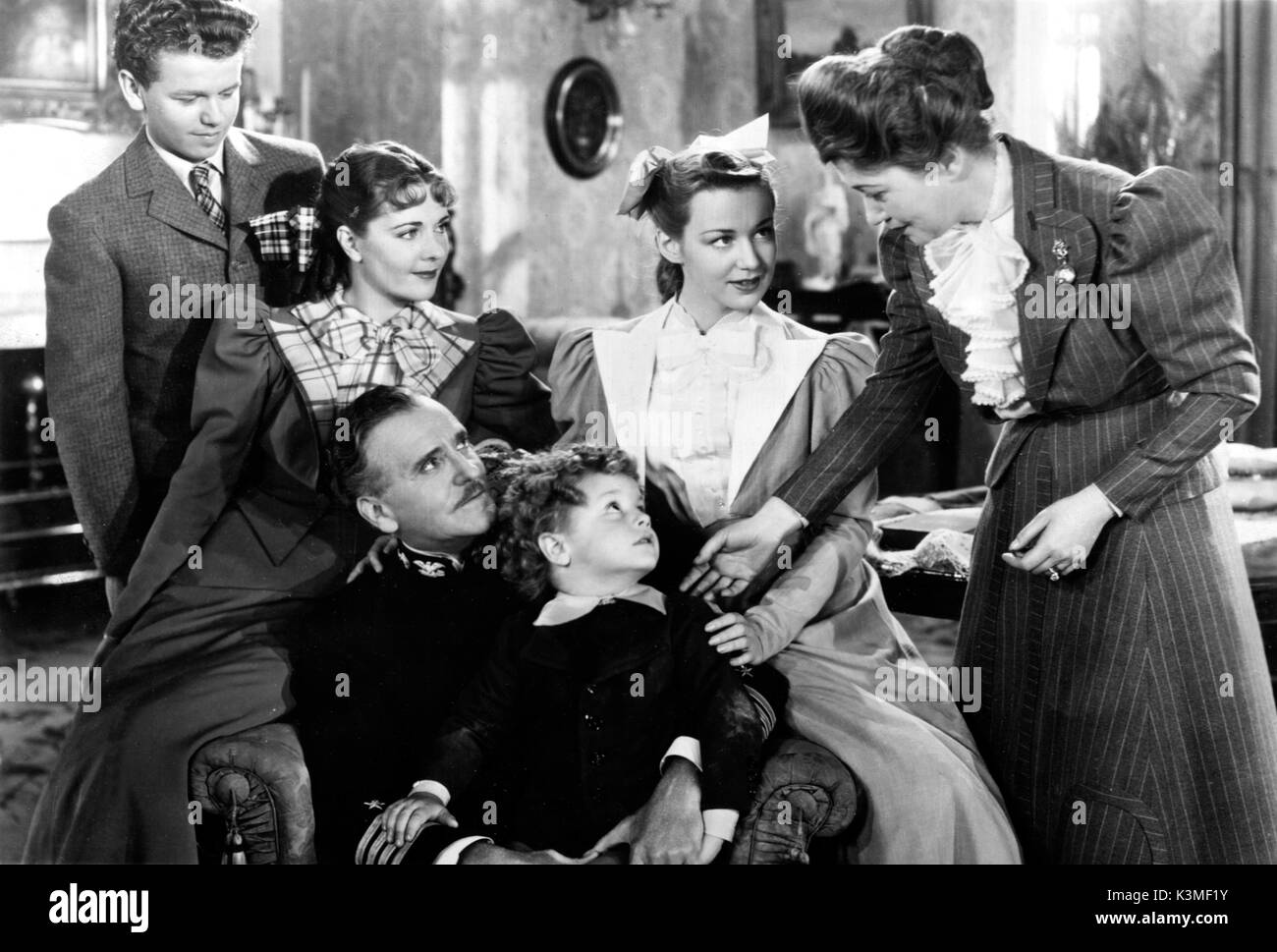 Mère CAREY'S POULETS [US] 1938 [L-R] permanent JACKIE MORAN, Ruby Keeler, Anne Shirley, FAY BAINTER [L-R assis] RALPH MORGAN, DONNIE DUNAGAN [acteur enfant] Date : 1938 Banque D'Images