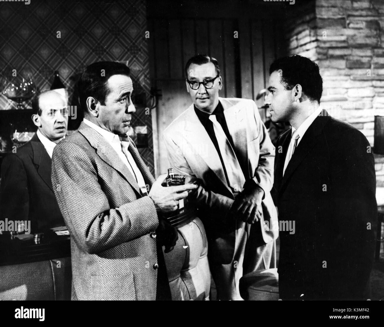 Plus ils nous l'automne [1956] [L-R] HERBIE FAYE, Humphrey Bogart, ED ANDREWS, NEHEMIAH PERSOFF Date : 1956 Banque D'Images