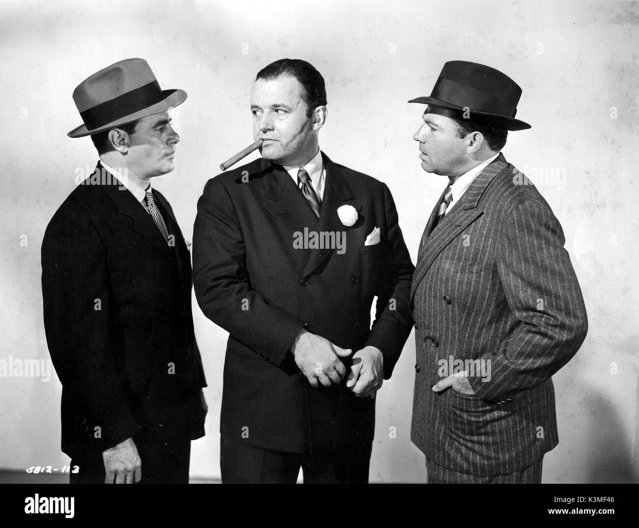 AL CAPONE [US] 1959 [L-R] MARTIN BALSAM, Rod Steiger comme Al Capone, NEHEMIAH PERSOFF Date : 1959 Banque D'Images