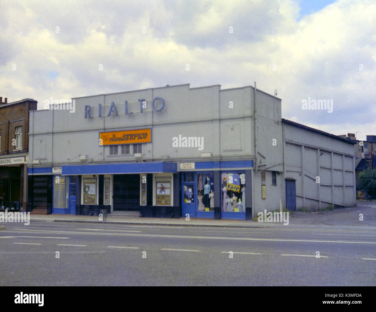 Le CINÉMA RIALTO RAYNES PARK, le cinéma est 'Serpico dépistage', qui a été publié au Royaume-Uni en 1974 Banque D'Images