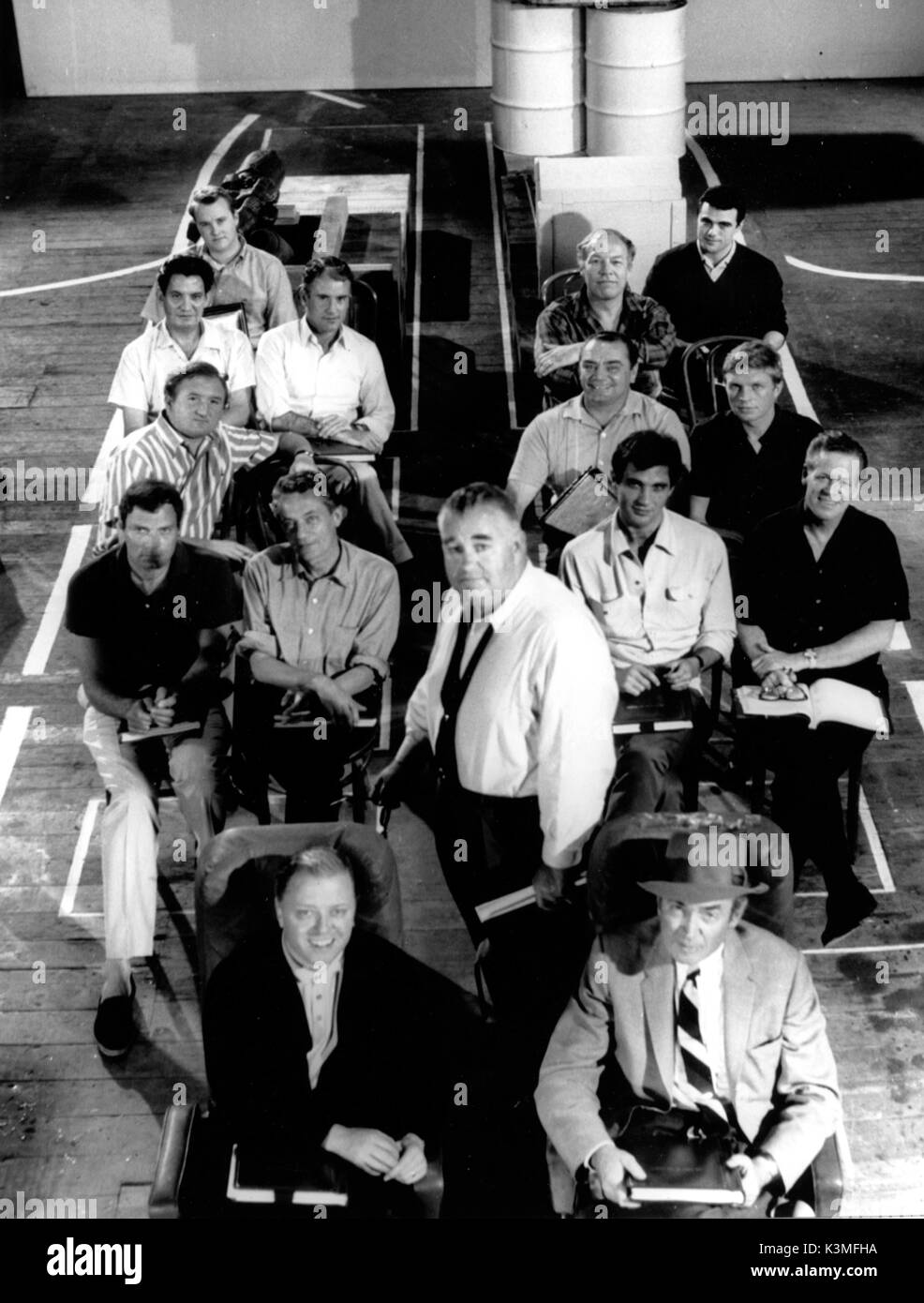 Le vol de l'PHEONIX [US] 1965 réalisateur ROBERT ALDRICH [au centre] [retour ligne L-R] WILLIAM ALDRICH, PETER BRAVOS [quatrième ligne L-R] ALEX MONTOYA, Ian Bannen, GEORGE KENNEDY [troisième ligne L-R] RONALD FRASER ERNEST, Idaho, HARDY KRUGER, [deuxième rangée, de gauche à droite] CHRISTIAN MARQUAND, PETER FINCH, Gabriele Tinti, DAN DURYEA [première rangée, L-R] Richard Attenborough, JAMES STEWART T Date : 1965 Banque D'Images