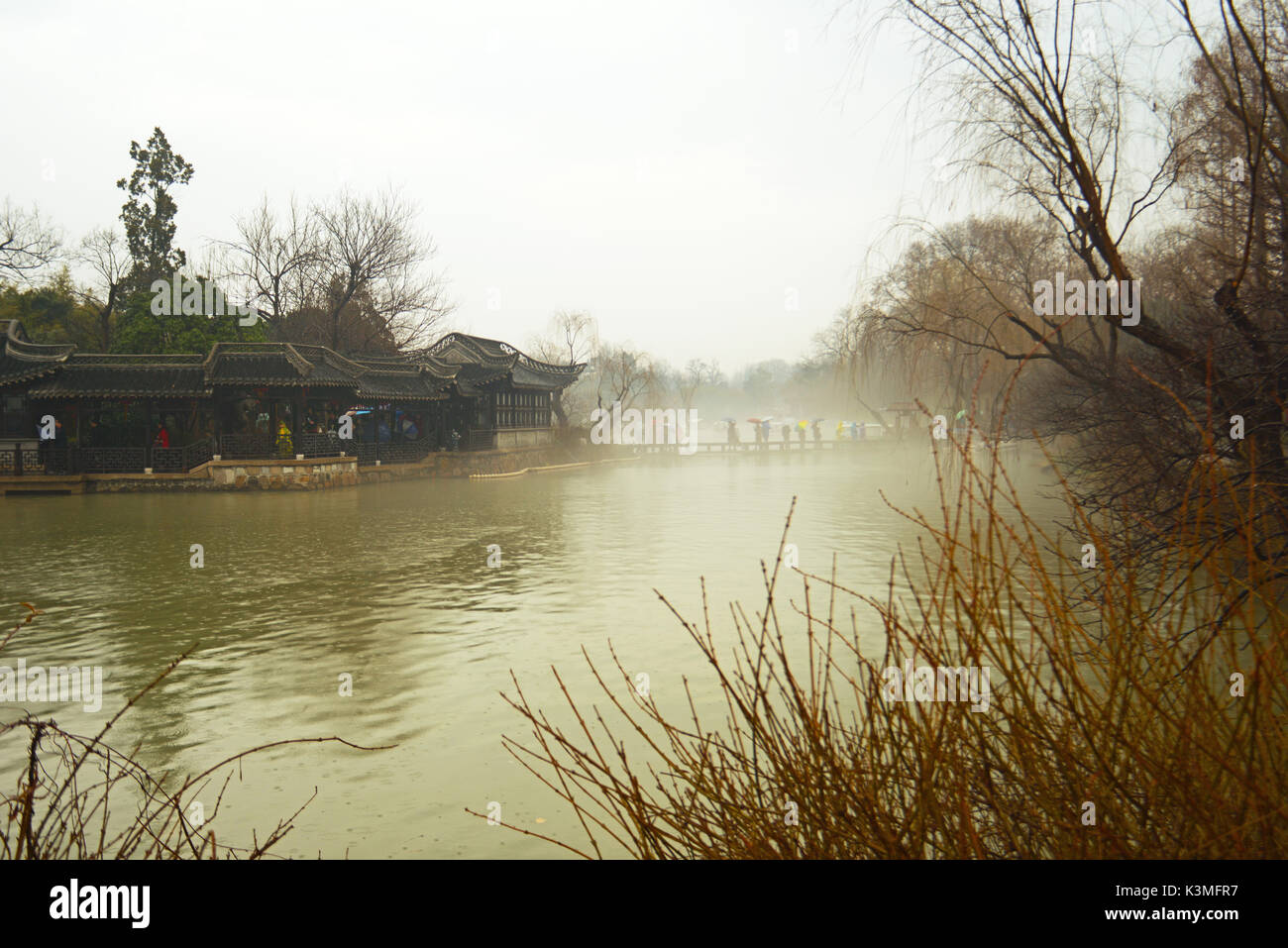 Le paysage du lac de l'ouest au printemps.Misty Rain dans le sud de la Chine. Banque D'Images