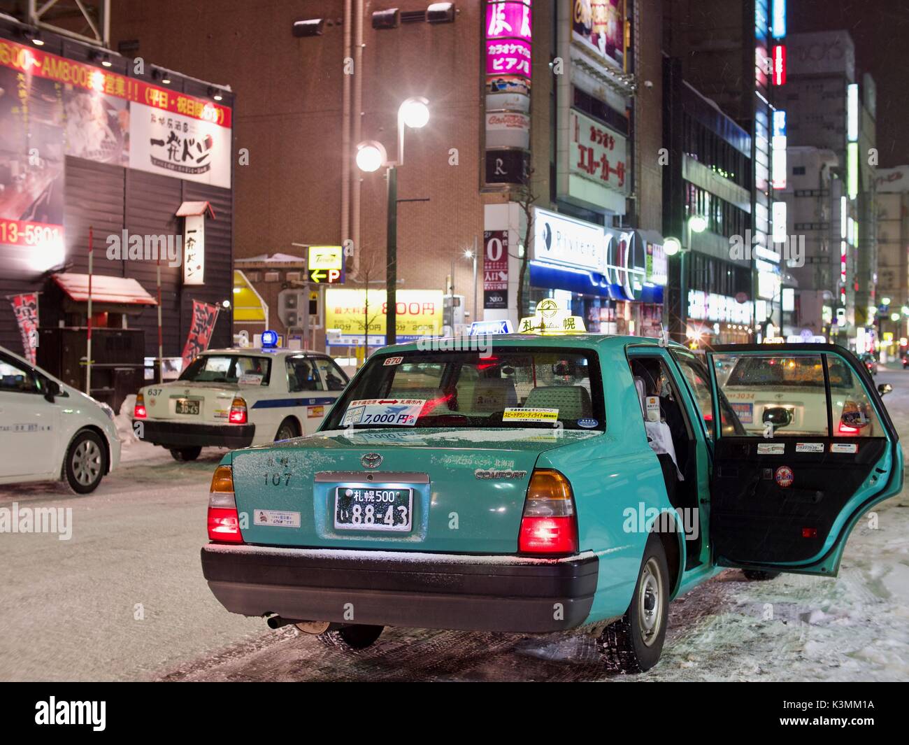 Taxi Sapporo avec porte ouverte en hiver, Hokkaido, Japon Banque D'Images