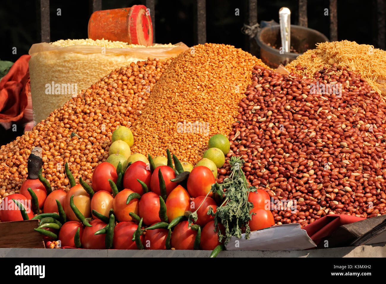 Aliments colorés affichés dans un marché indien informel Banque D'Images