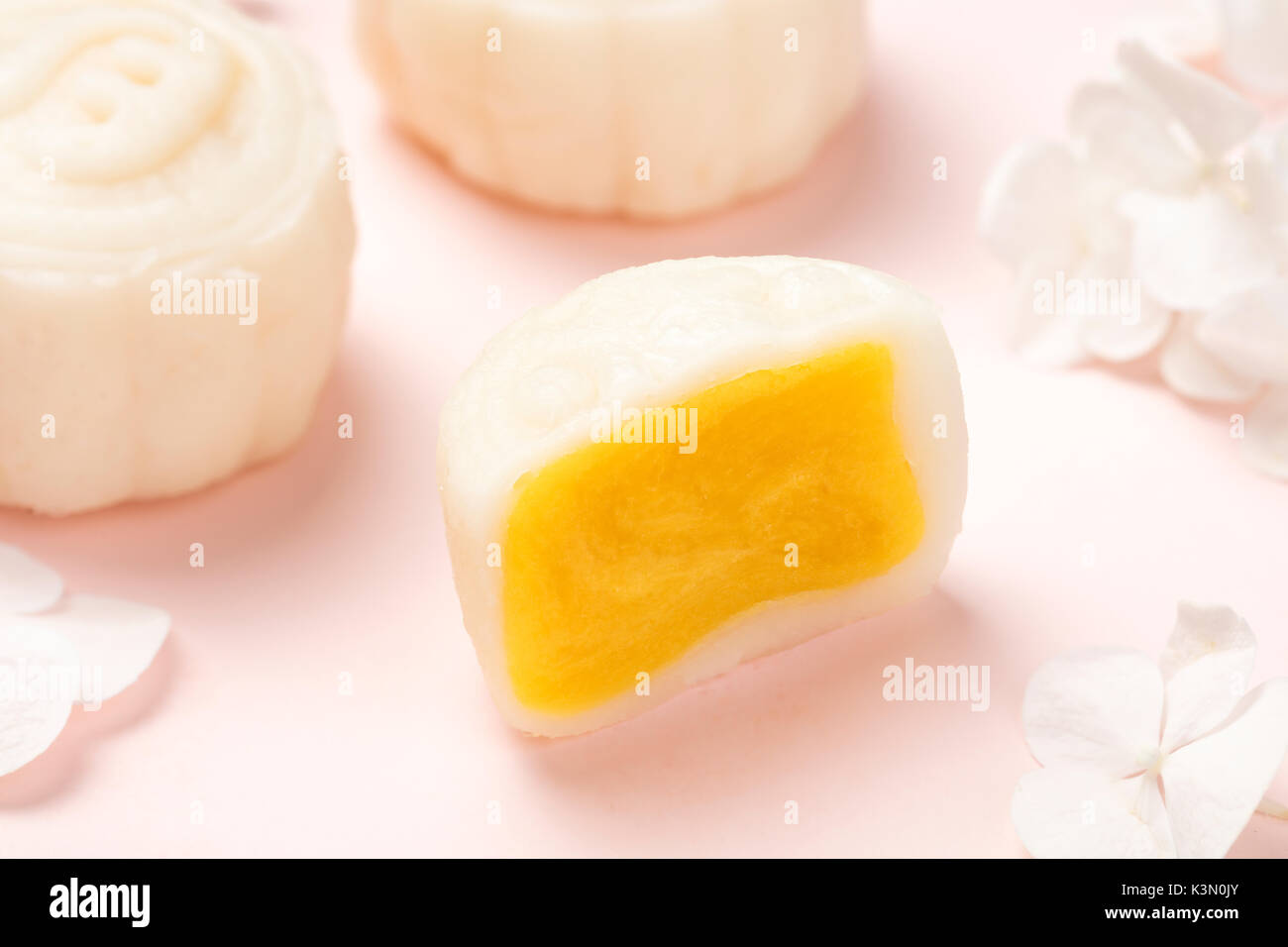 Belle mooncake sur fond coloré avec certains hydrangea. Banque D'Images