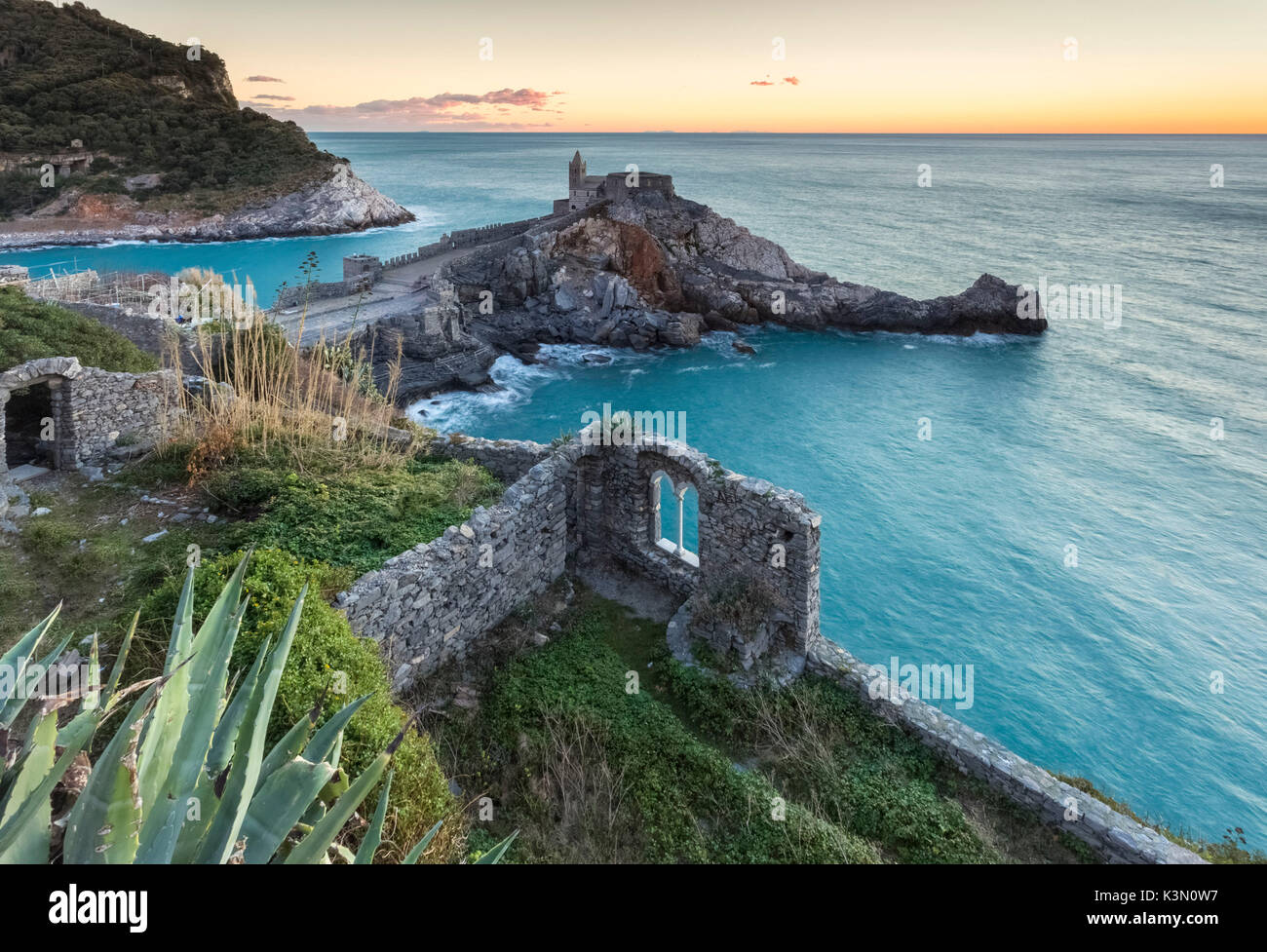 Coucher de soleil sur ruines près de l'église de San Pietro, Porto Venere, Ligurie, Italie. Banque D'Images