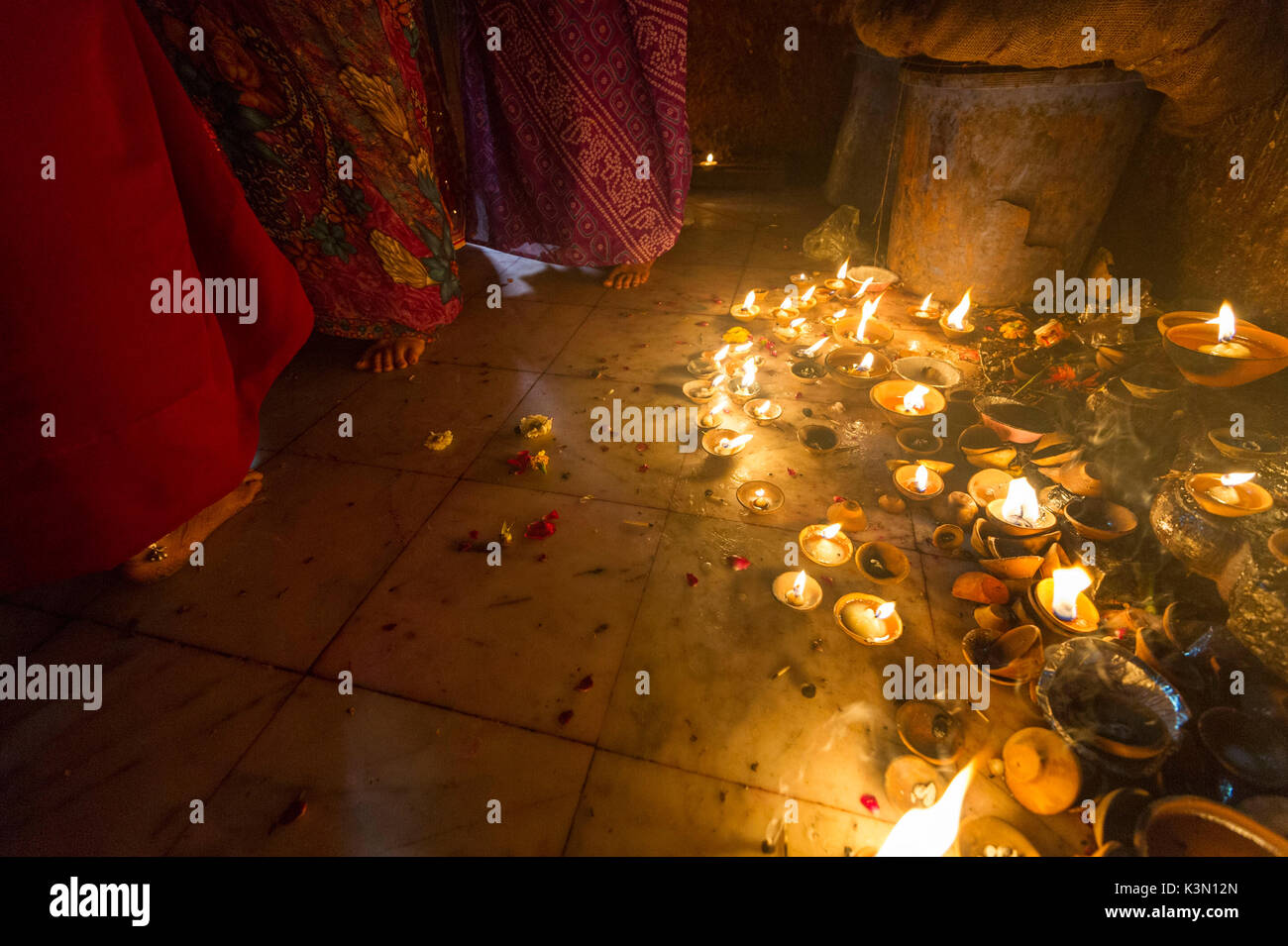 Vrindavan, Uttar Pradesh, Inde, Asie. Bougies et consacre en Banke Bihari temple. Banque D'Images