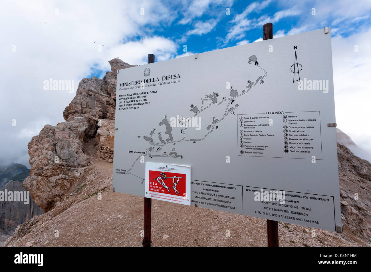 Renseignements pour l'accès aux grottes et de tranchées de la Première Guerre mondiale à Punta Serauta, Marmolada, Dolomites Banque D'Images