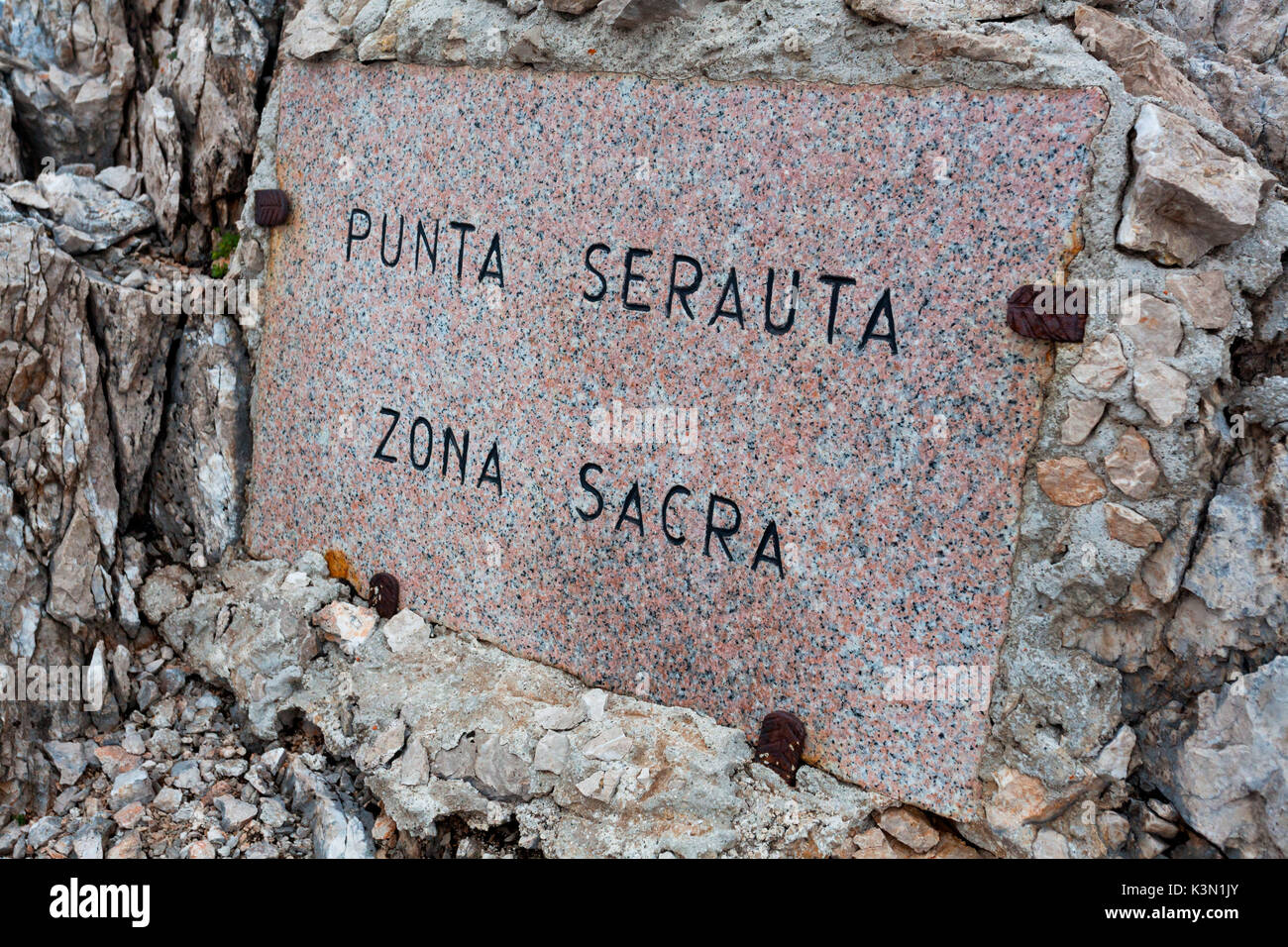 Plaque située au début de la zone monumentale de Punta Serauta à la mémoire des soldats qui se sont battus ici. Marmolada, Dolomites Banque D'Images