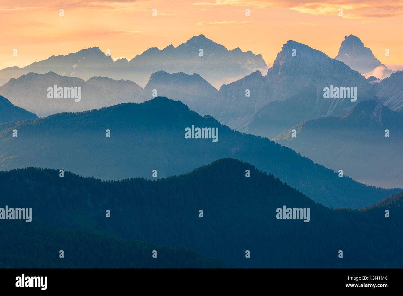 De droite à gauche, le silohuette du Duranno et son épaule, avant de la Sassolungo de Cibiana, suivi de l'arrière-plan de la Cima Cantoni, Cima dei Preti, Punta Patera, le Trident et Cima Laste. Un coup d'œil dans un lever de soleil de l'été les Dolomites di Zoldo aux Dolomites Oltrepiave dans une belle succession de niveaux. Banque D'Images
