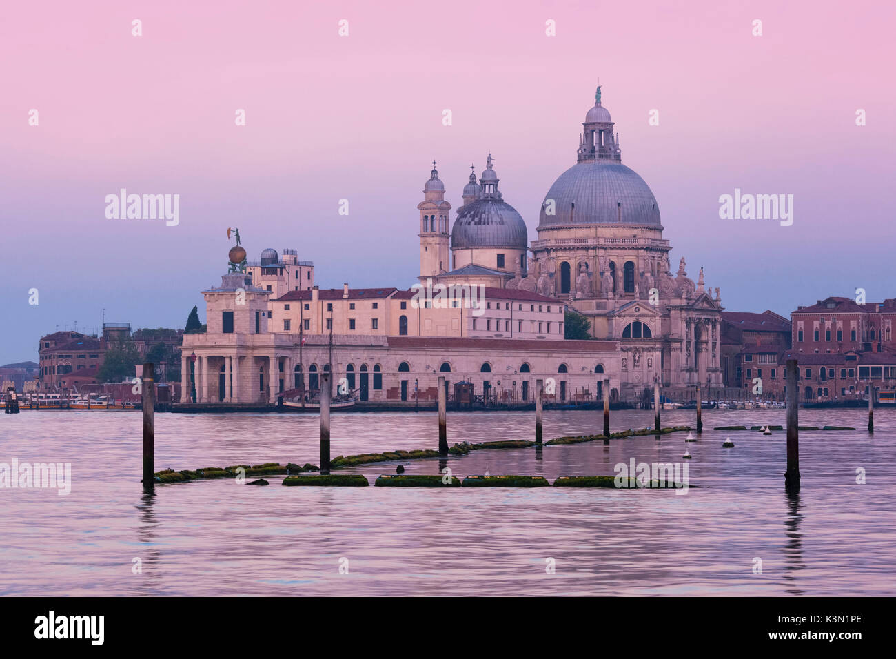L'Europe, Italie, Vénétie, Venise. Santa Maria della Salute près de Punta della Dogana, bâtiment emblématique sur le Grand Canal Banque D'Images