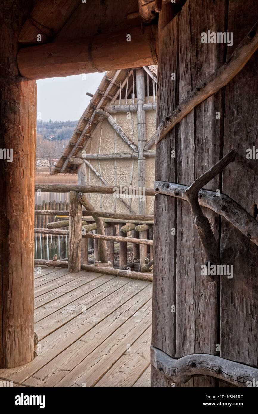 Sur les rives du lac de Lago est l'Archeopark Livelet (parc archéologique de l'enseignement). La structure entière est construite sur pilotis, dans la zone il y a trois cabanes, réalisée en grandeur réelle, une maison sur pilotis est pris en charge par piles directement sur l'eau, l'un est entièrement construit sur la terre ferme, et un troisième est fait la moitié sur terre et moitié sur l'eau. Livelet, Revine Lago, Trévise Banque D'Images