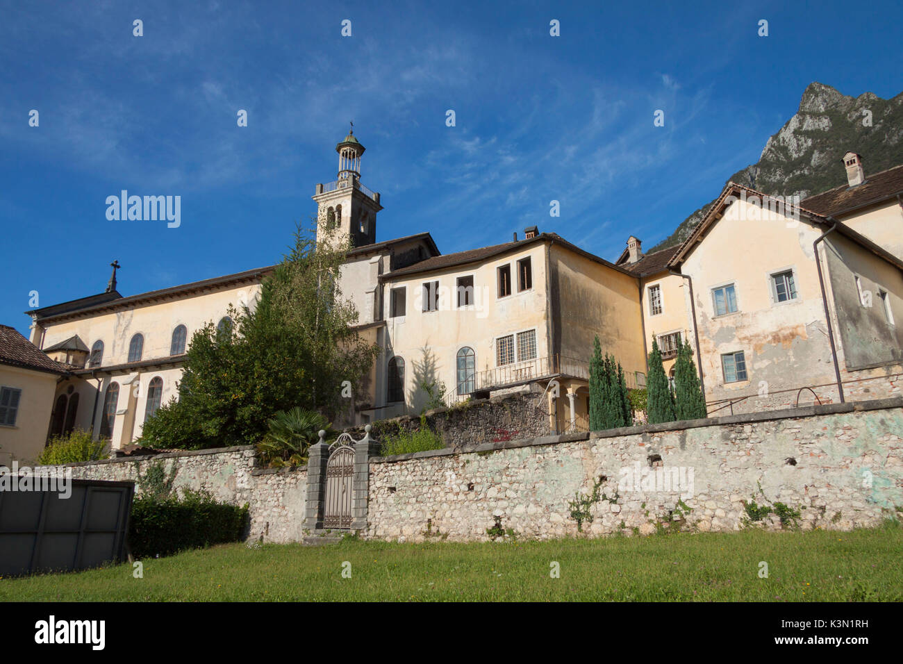 La Verdana monastère est situé au pied de la montagne du même nom qui domine la ville, et se trouve dans le parc des dolomites de Belluno le. Construit, agrandi et modifié au fil des siècles, sur la base d'un ancien bâtiment utilisé comme un hospice dédié à Saint Mark Verdana. La Chartreuse est le point de départ de nombreux itinéraires dans les Monti del Sole, y compris l'ascension de Bergam Verdana et thématiques circuit 'La voie des Hospices' Banque D'Images