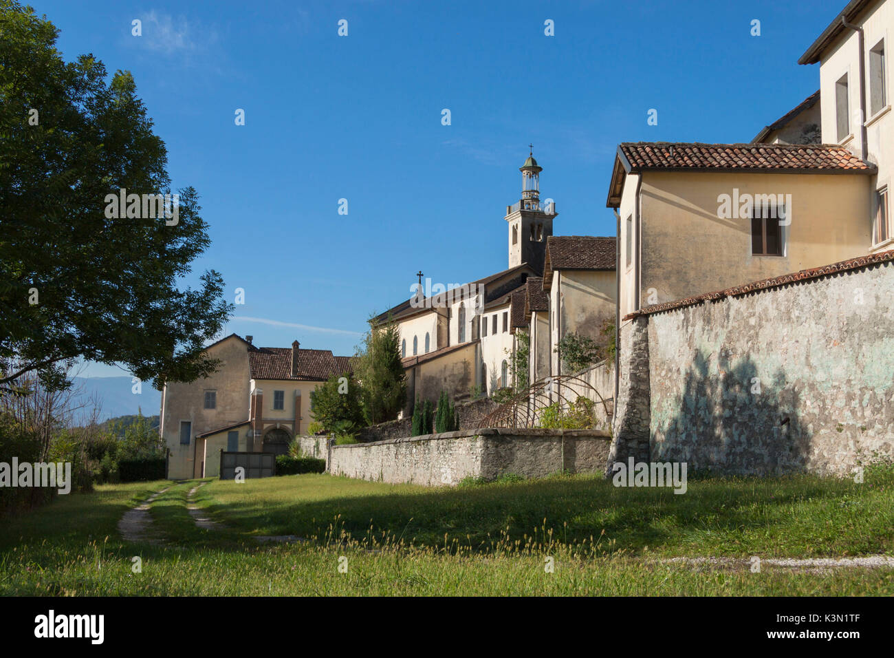 La Verdana monastère est situé au pied de la montagne du même nom qui domine la ville, et se trouve dans le parc des dolomites de Belluno le. Construit, agrandi et modifié au fil des siècles, sur la base d'un ancien bâtiment utilisé comme un hospice dédié à Saint Mark Verdana. La Chartreuse est le point de départ de nombreux itinéraires dans les Monti del Sole, y compris l'ascension de Bergam Verdana et thématiques circuit 'La voie des Hospices' Banque D'Images