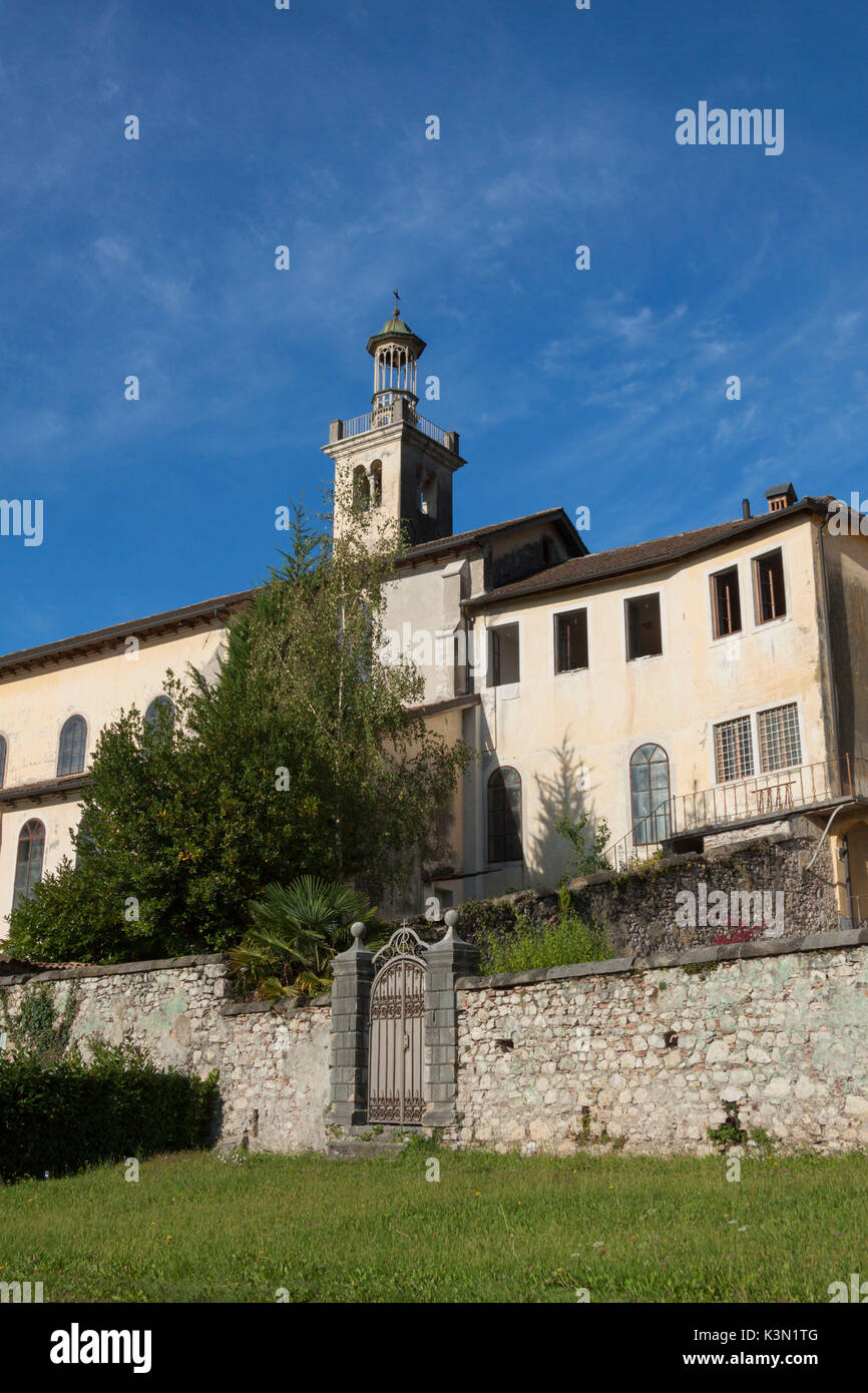 La Verdana monastère est situé au pied de la montagne du même nom qui domine la ville, et se trouve dans le parc des dolomites de Belluno le. Construit, agrandi et modifié au fil des siècles, sur la base d'un ancien bâtiment utilisé comme un hospice dédié à Saint Mark Verdana. La Chartreuse est le point de départ de nombreux itinéraires dans les Monti del Sole, y compris l'ascension de Bergam Verdana et thématiques circuit 'La voie des Hospices' Banque D'Images