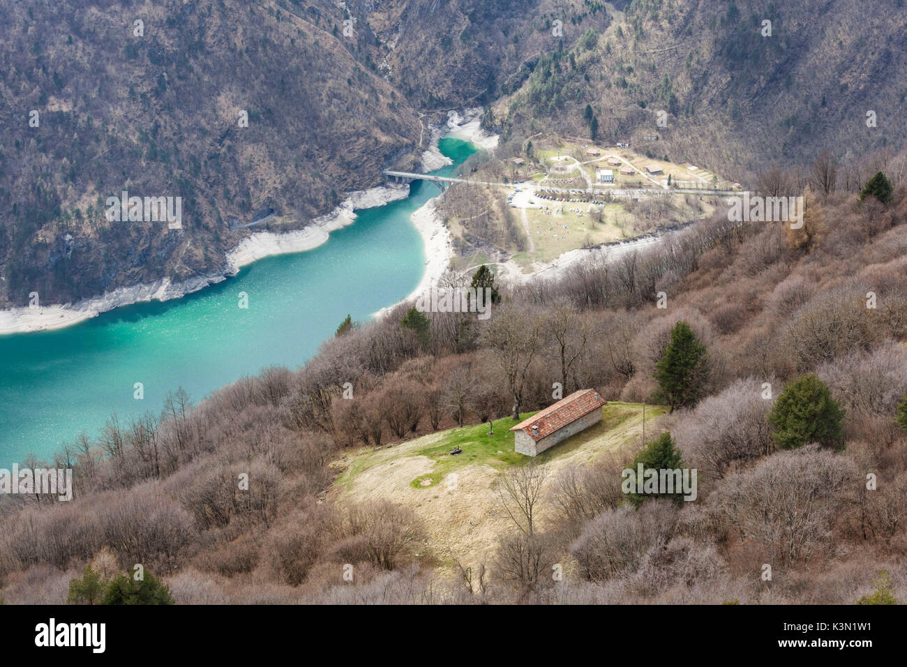 La Casera Nusieda Alta, l'un des trois points d'appui pour les randonneurs dans la vaste région des Monti del Sole, situé à 970 mètres au-dessus du niveau de la mer sur le côté sud du groupe, donnant sur le bassin artificiel du lac Métis. Monti del Sole, le Parc National des Dolomites de Belluno, Padova, Veneto, Italie Banque D'Images