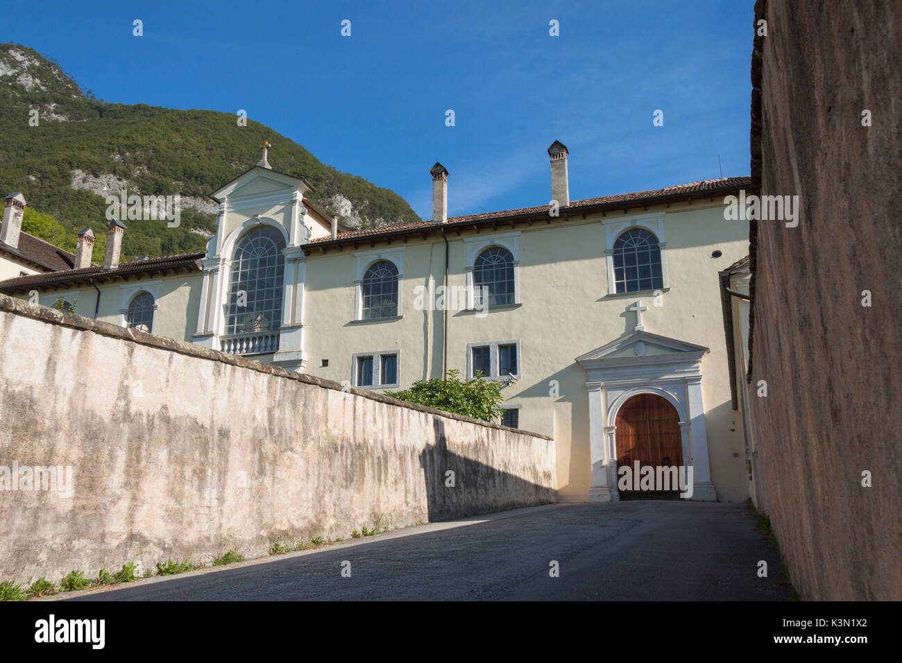 La Verdana monastère est situé au pied de la montagne du même nom qui domine la ville, et se trouve dans le parc des dolomites de Belluno le. Construit, agrandi et modifié au fil des siècles, sur la base d'un ancien bâtiment utilisé comme un hospice dédié à Saint Mark Verdana. La Chartreuse est le point de départ de nombreux itinéraires dans les Monti del Sole, y compris l'ascension de Bergam Verdana et thématiques circuit 'La voie des Hospices' Banque D'Images