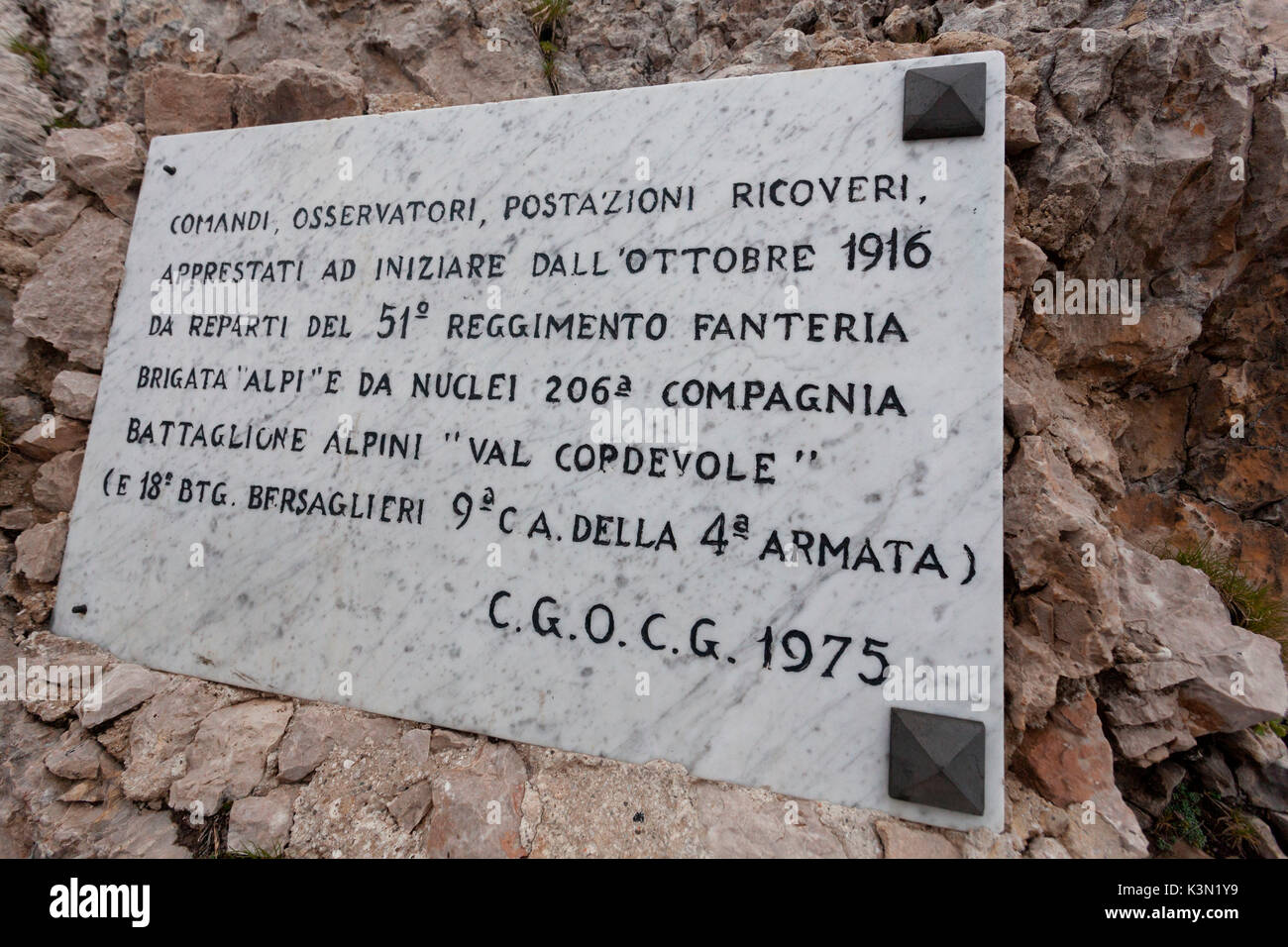 Plaque située au début de la zone monumentale de Punta Serauta à la mémoire des soldats qui se sont battus ici. Marmolada, Dolomites Banque D'Images