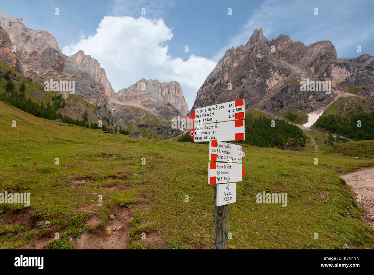 Sam les tables avec des signes de route près du refuge Flora alpina, Marmolada, Dolomites Banque D'Images