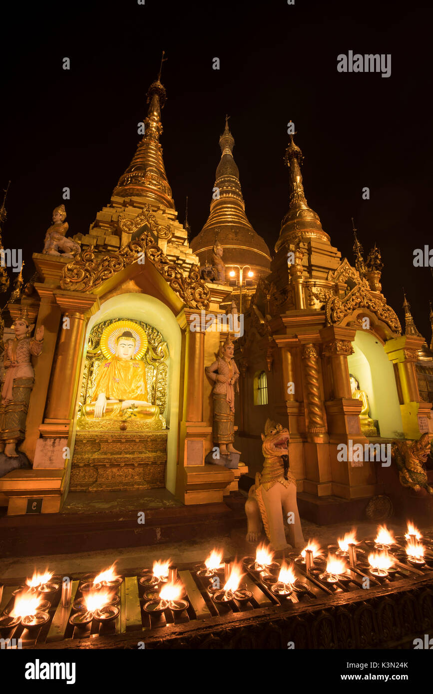 Yangon, Myanmar (Birmanie). Rangées de bougies dans la pagode Shwedagon la nuit. Banque D'Images