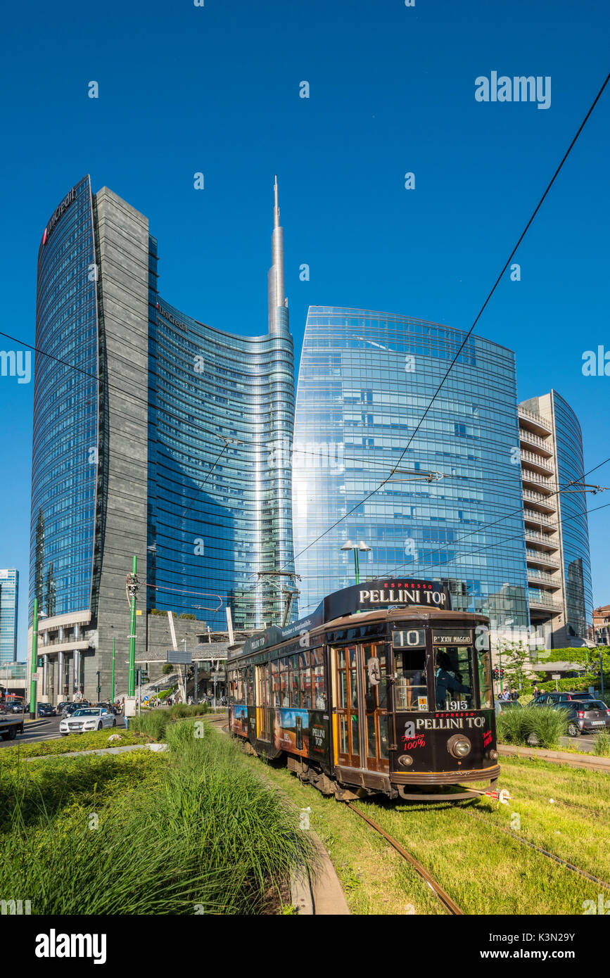 Milan, Lombardie, Italie. Tramway emblématique du quartier des affaires de Porta Nuova avec en arrière-plan. Banque D'Images