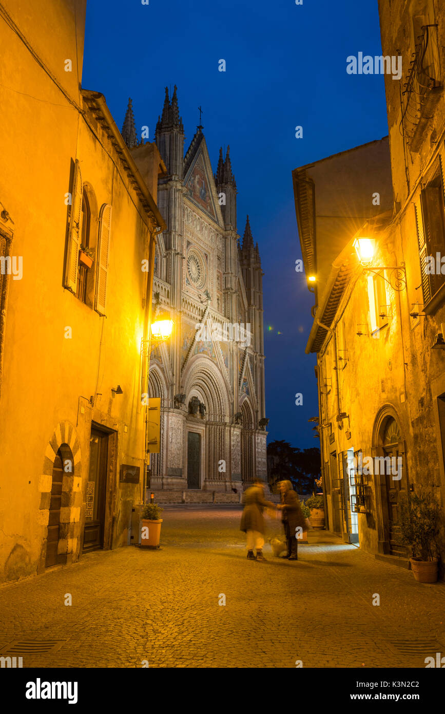 Orvieto, Terni, Ombrie, Italie. Le centre historique au crépuscule avec la façade de la cathédrale sur l'arrière-plan. Banque D'Images