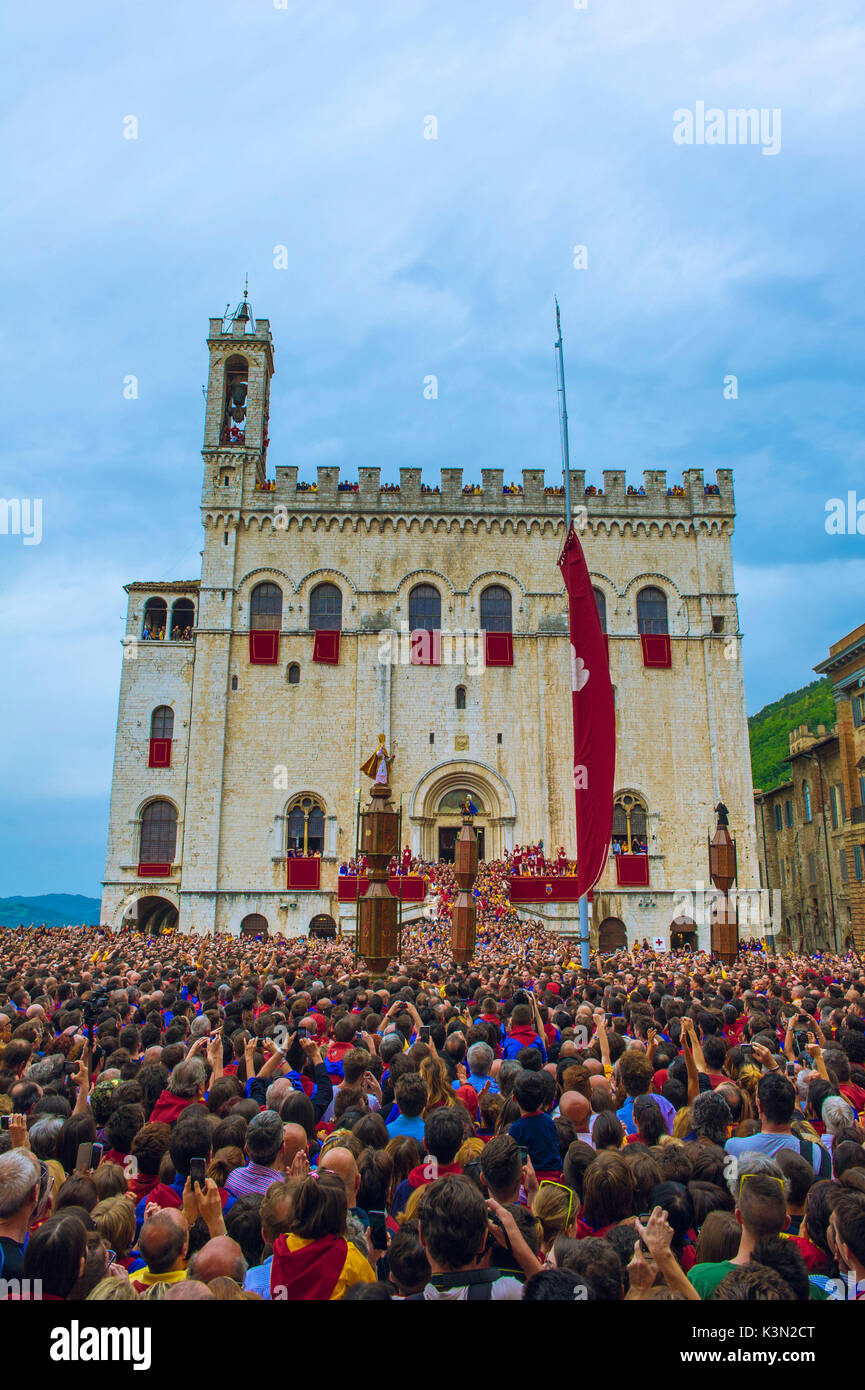 Gubbio, Ombrie, Italie. Les gens de la Piazza Grande, prête pour l'augmentation de la cérémonie des bougies. Banque D'Images