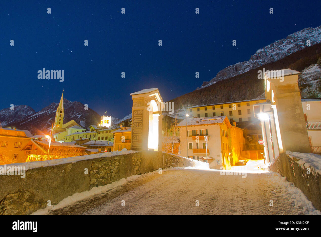 Europe, Italie. Bormio vu depuis le pont historique entre étoiles nuit Combo et les lumières de la ville Banque D'Images