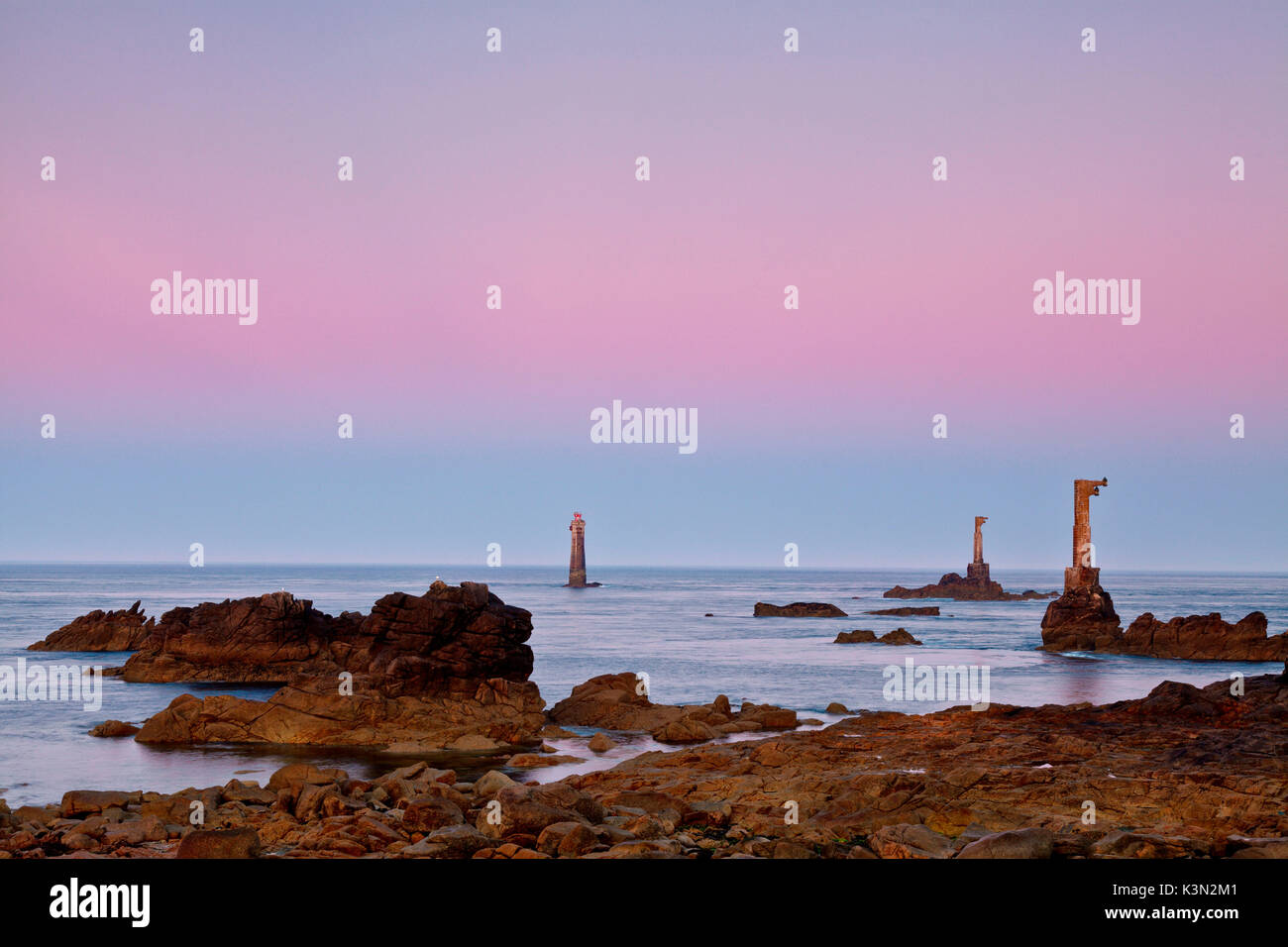 L'île d'Ouessant, Bretagne, France. Jument phare à l'aube de la pointe de Pern. Banque D'Images