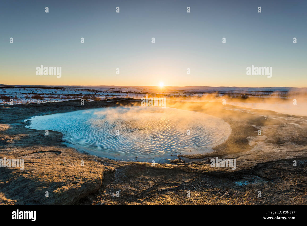 Geysir, cercle d'or, de l'Islande. Flaque géothermique au lever du soleil. Banque D'Images